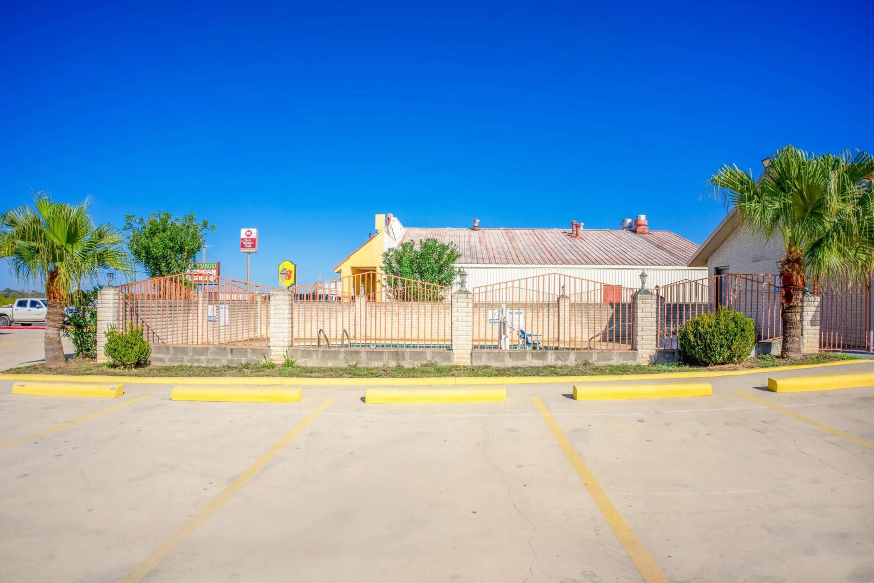Facade/entrance in Pleasanton Executive Inn By OYO