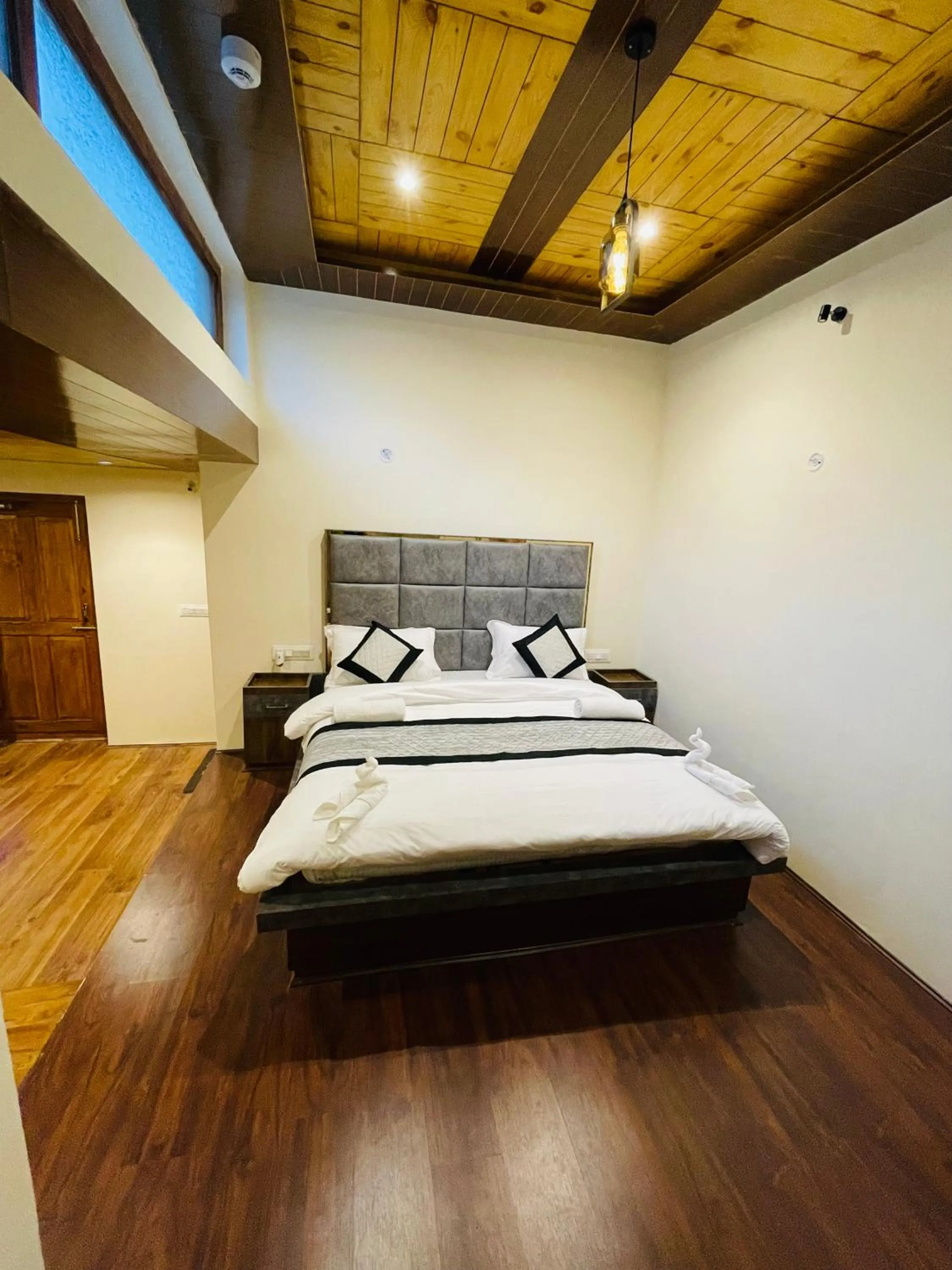 Bedroom, Bed in Thiksay Organic Resort and Retreat