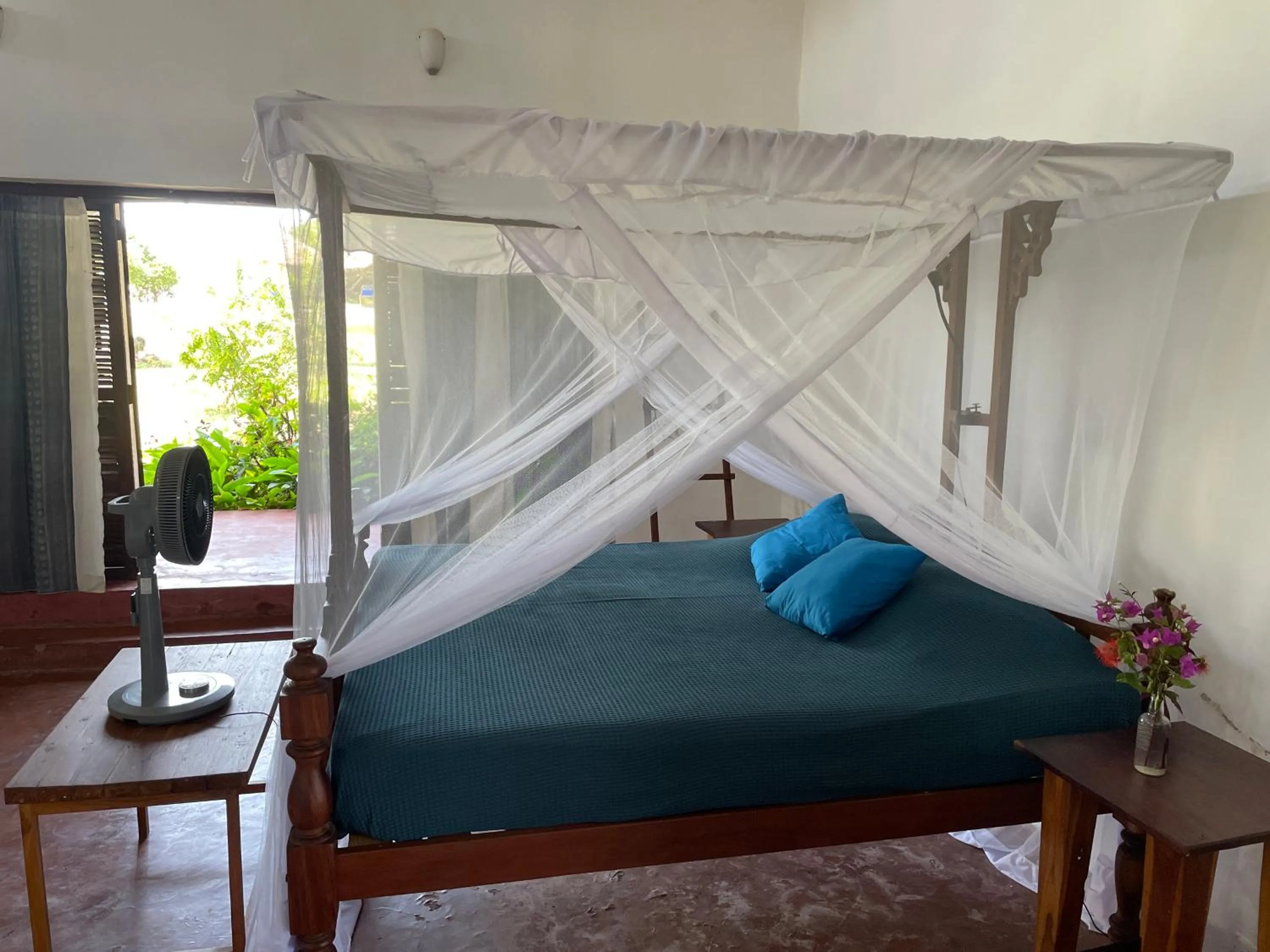 Bed in Pangani Cliffs Lodge