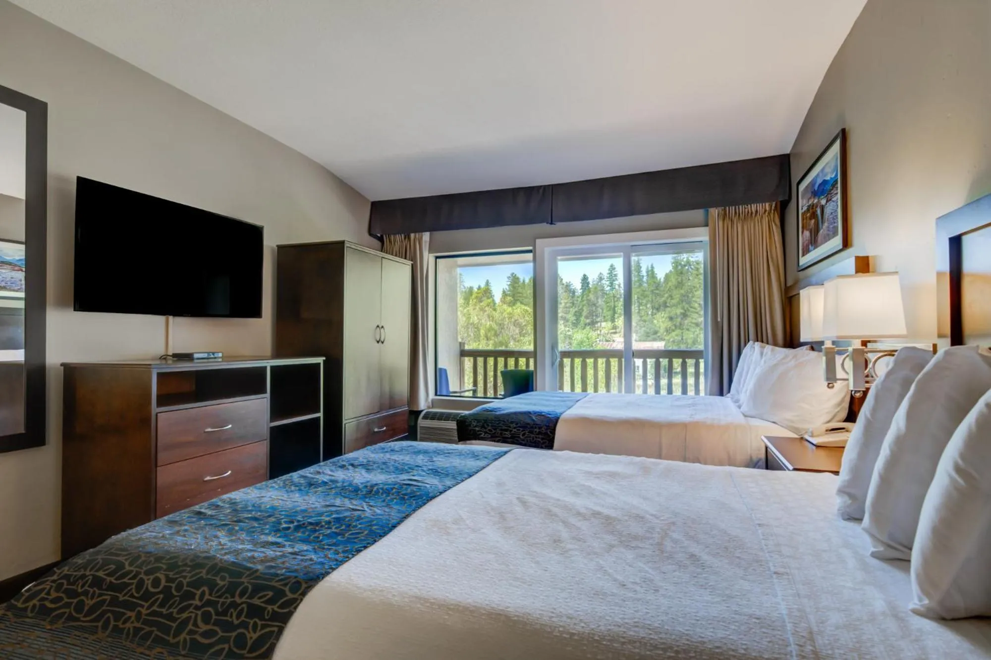 TV and multimedia, Bed in Whitefish Riverfront Hotel