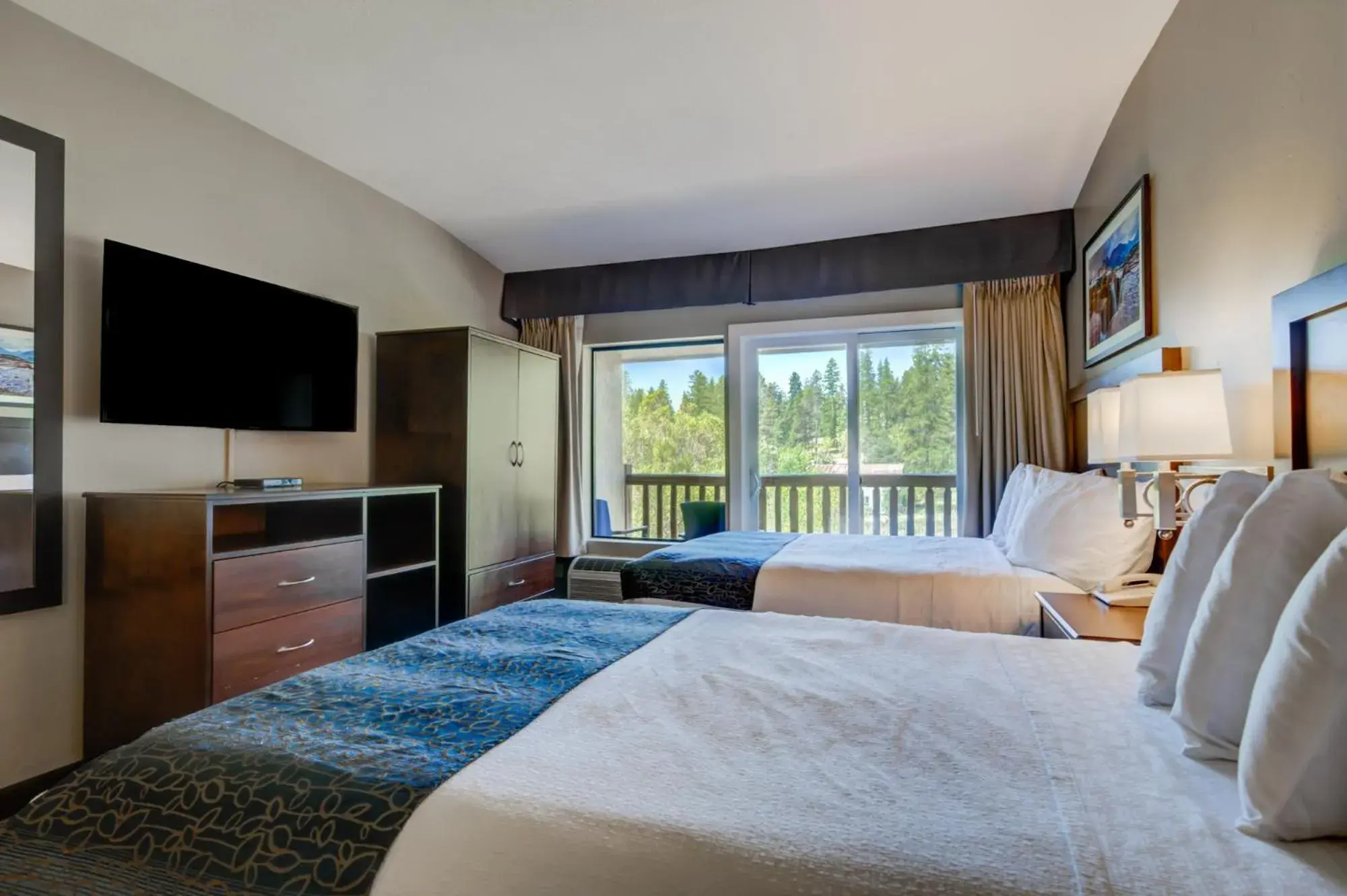 TV and multimedia, Bed in Whitefish Riverfront Hotel TV and multimedia, Bed in Whitefish Riverfront Hotel