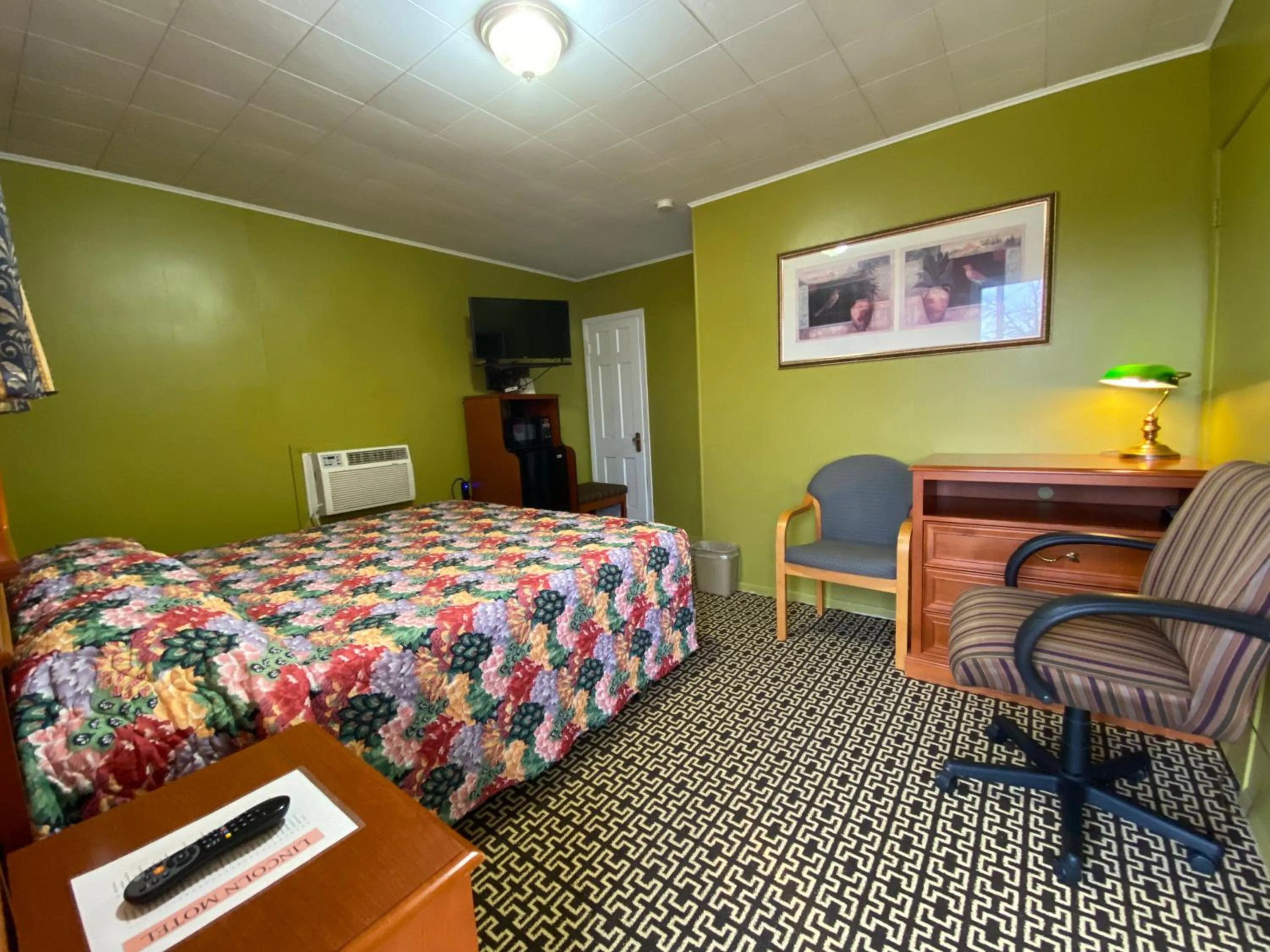 Bed in Lincoln Motel