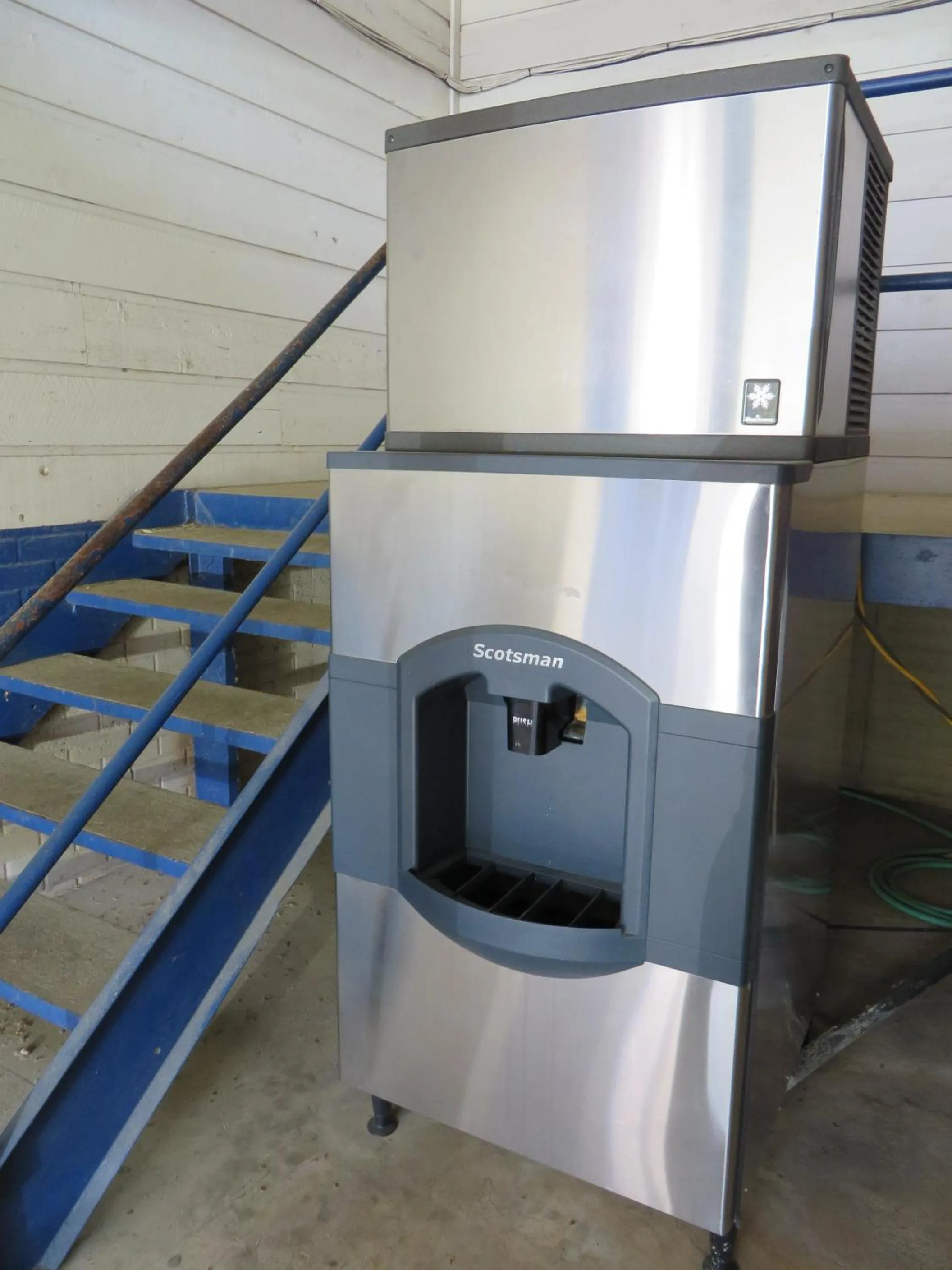 vending machine in Scottish Inns Motel - Osage Beach