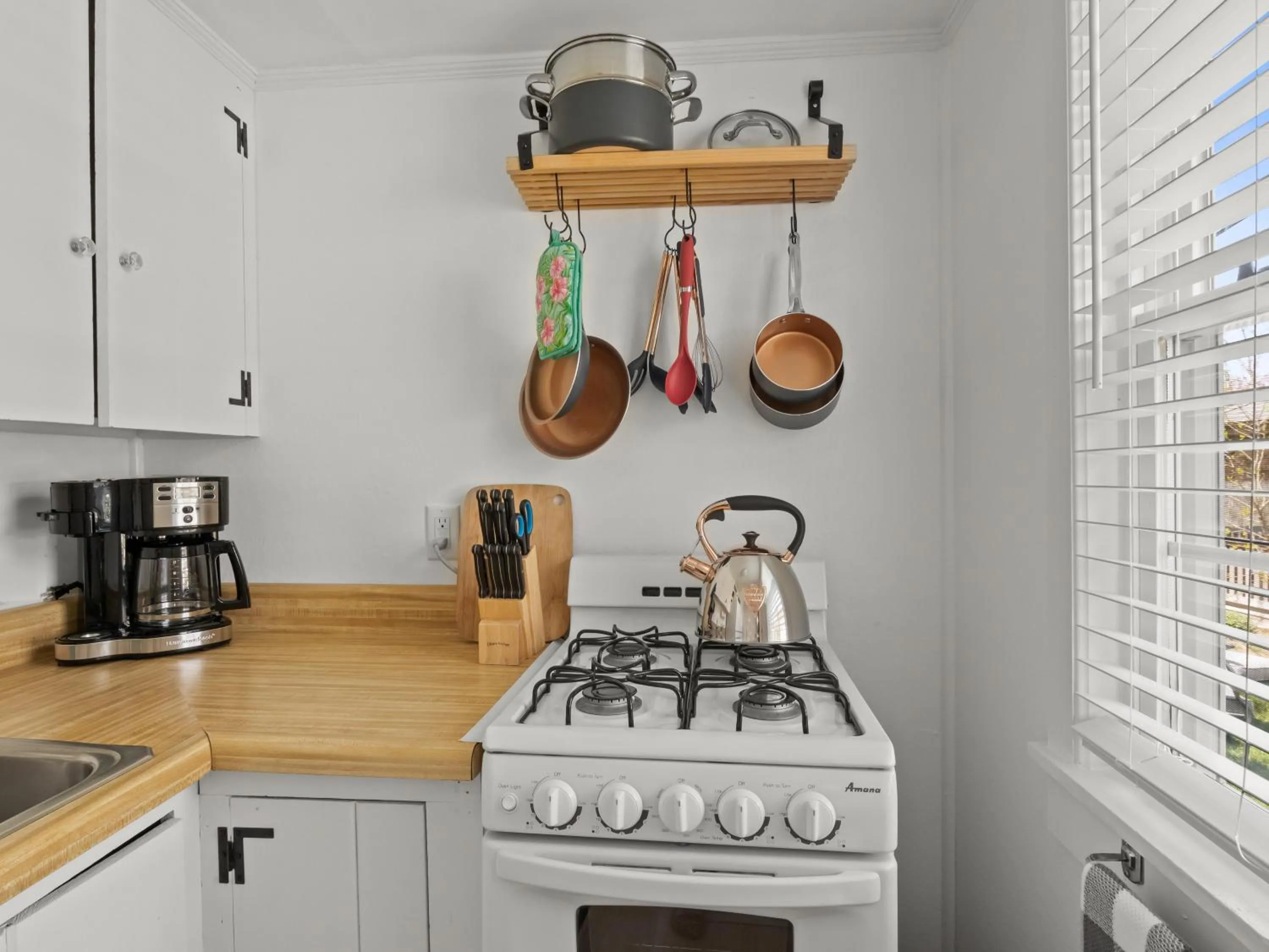 kitchen in The Seagrove Suites & Guest Rooms
