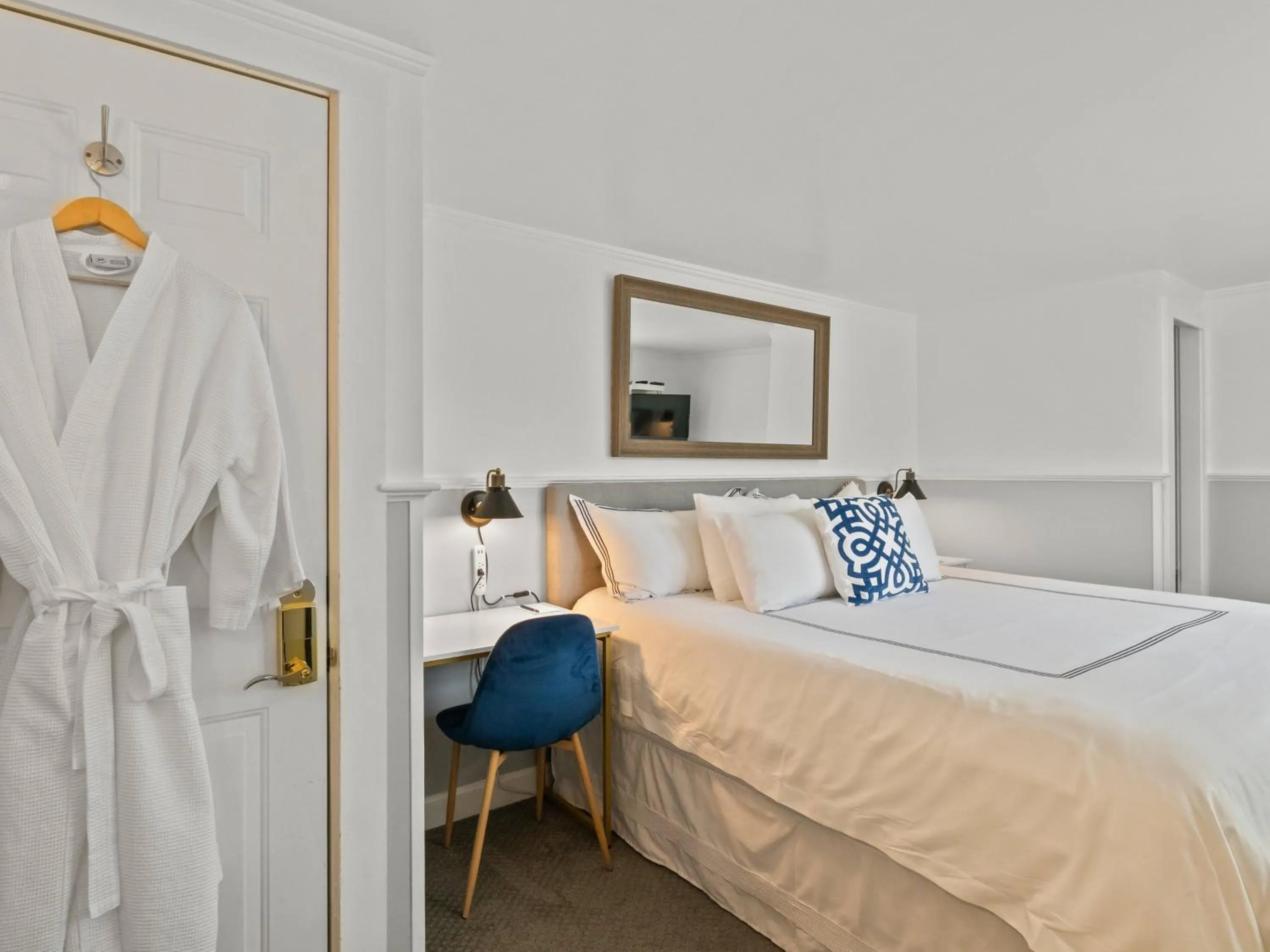 Bedroom, Bed in The Seagrove Suites & Guest Rooms