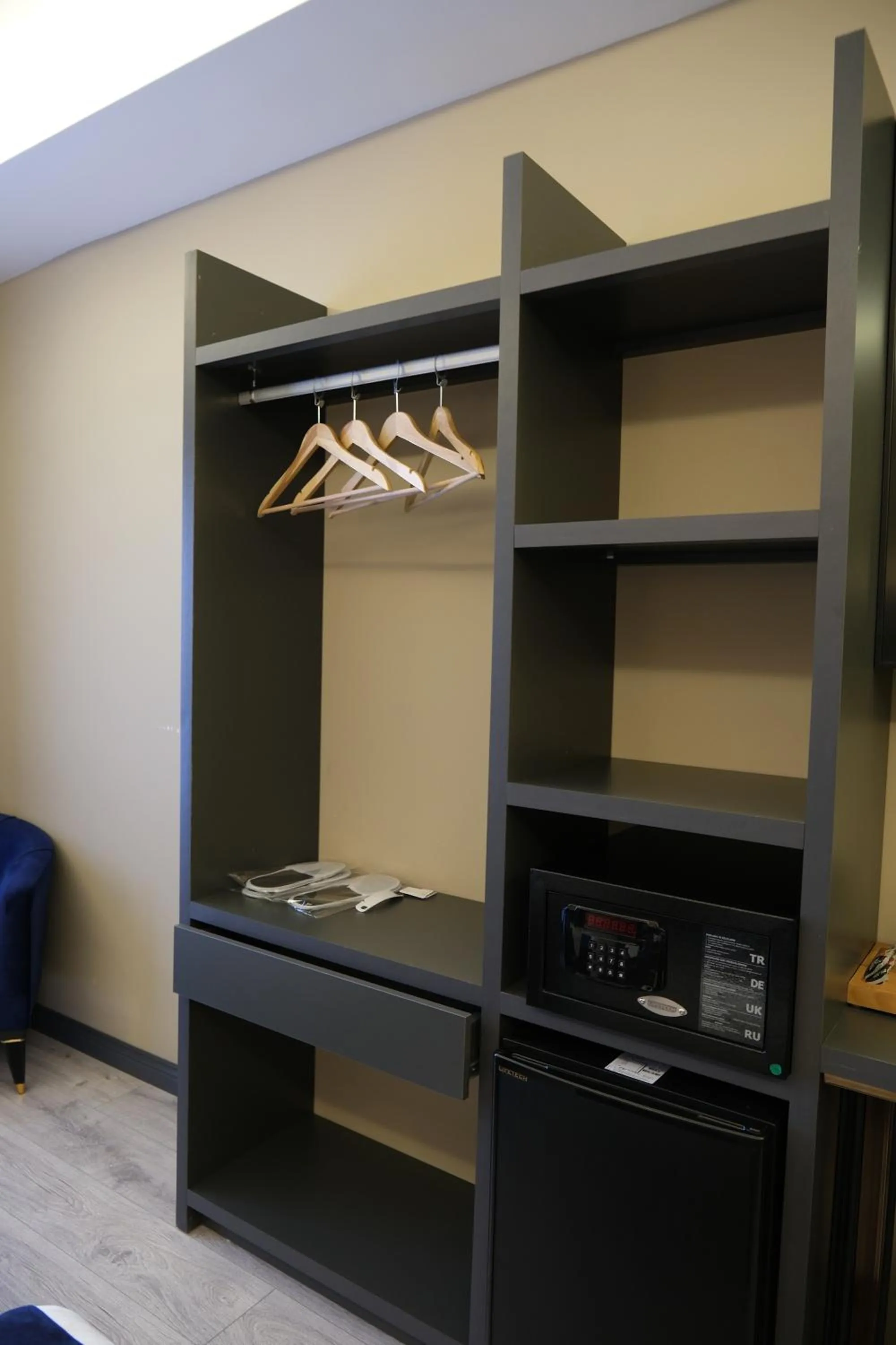 wardrobe in Park Hotel & Private Transportation İstanbul Airport-By Loft