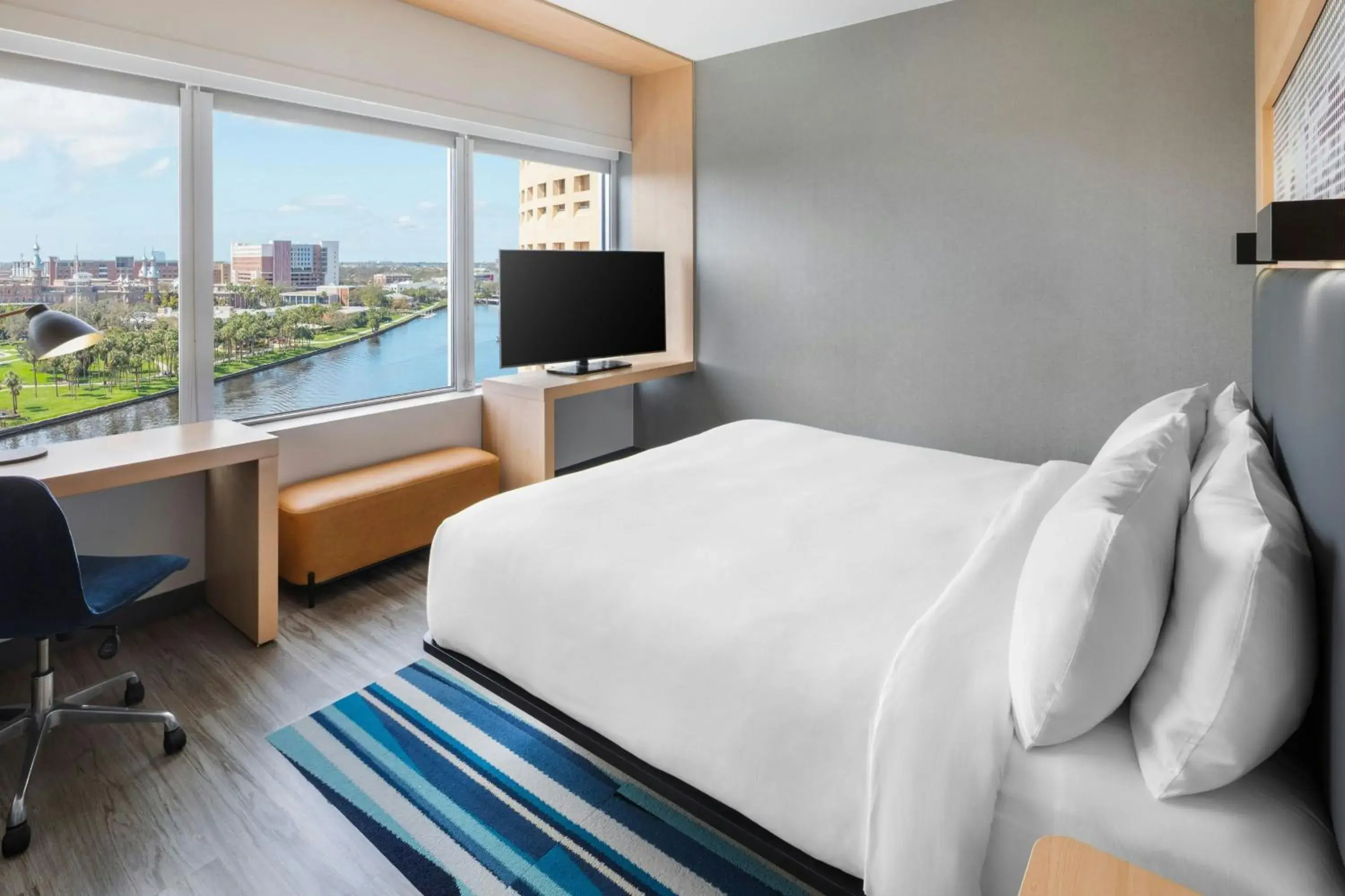 Guest room, 1 King, River view in Aloft - Tampa Downtown Guest room, 1 King, River view in Aloft - Tampa Downtown
