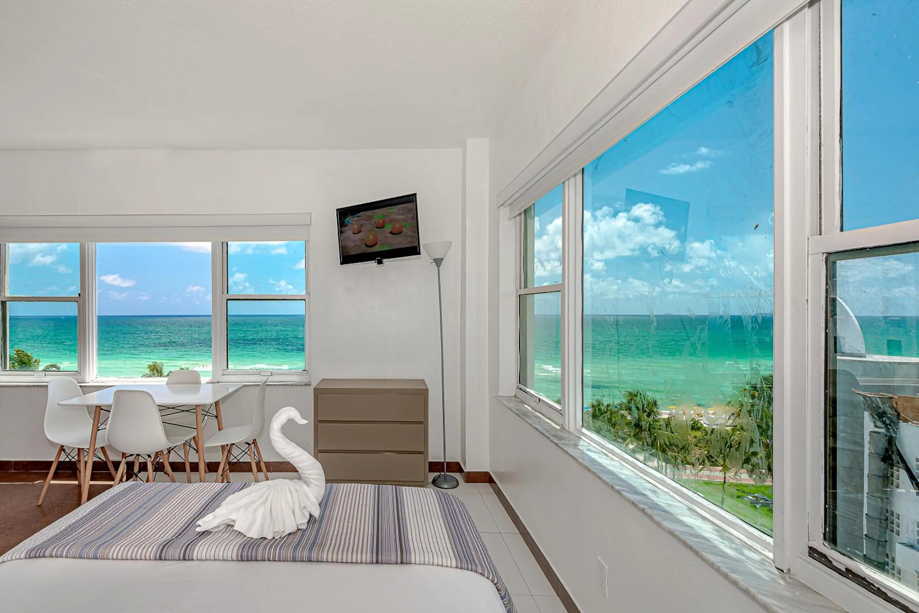 Bed in Beach Front Studio Miami Beach