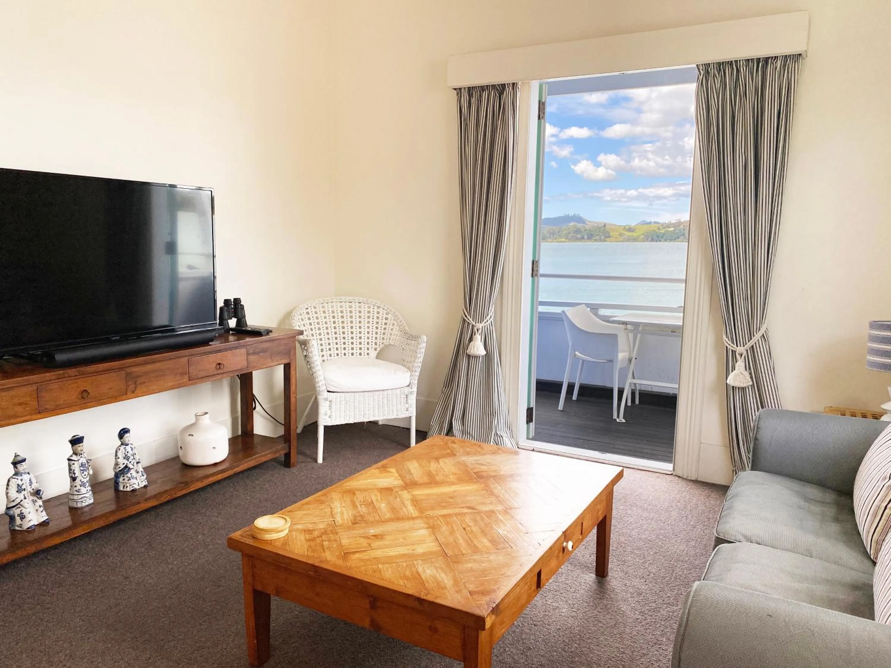 TV and multimedia in Mangonui Waterfront Apartments