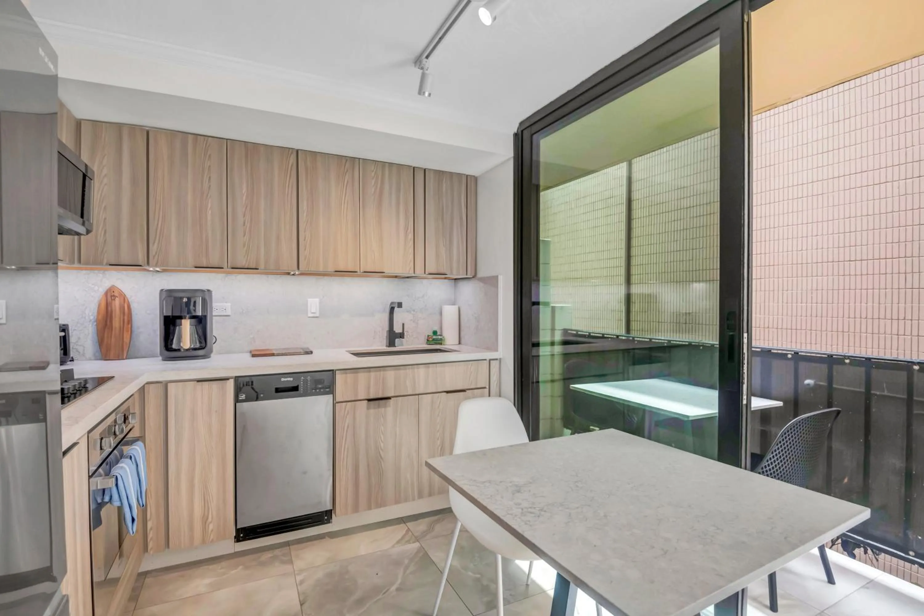 Spacious Design Studio 3 mins from the beach