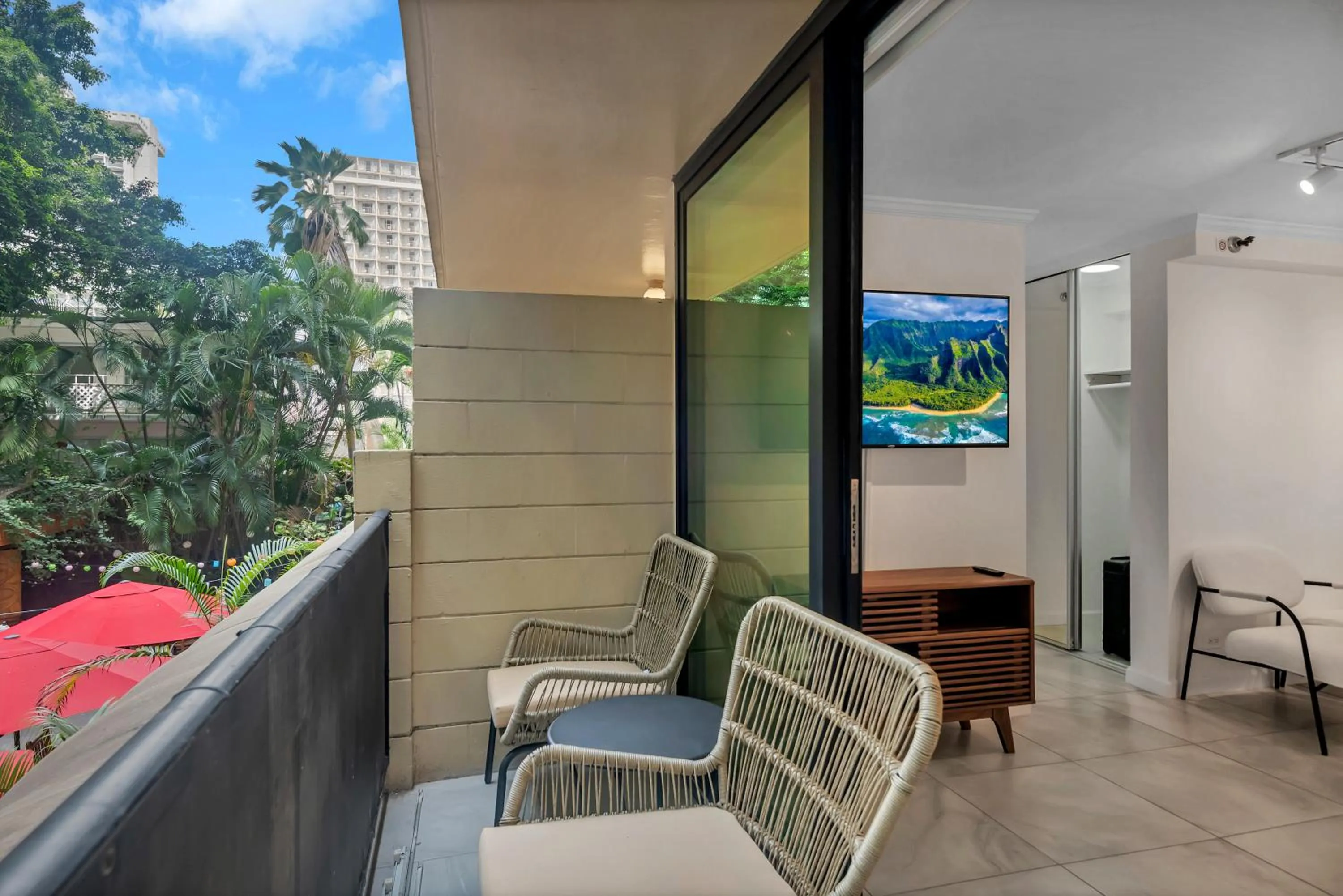 Spacious Design Studio 3 mins from the beach