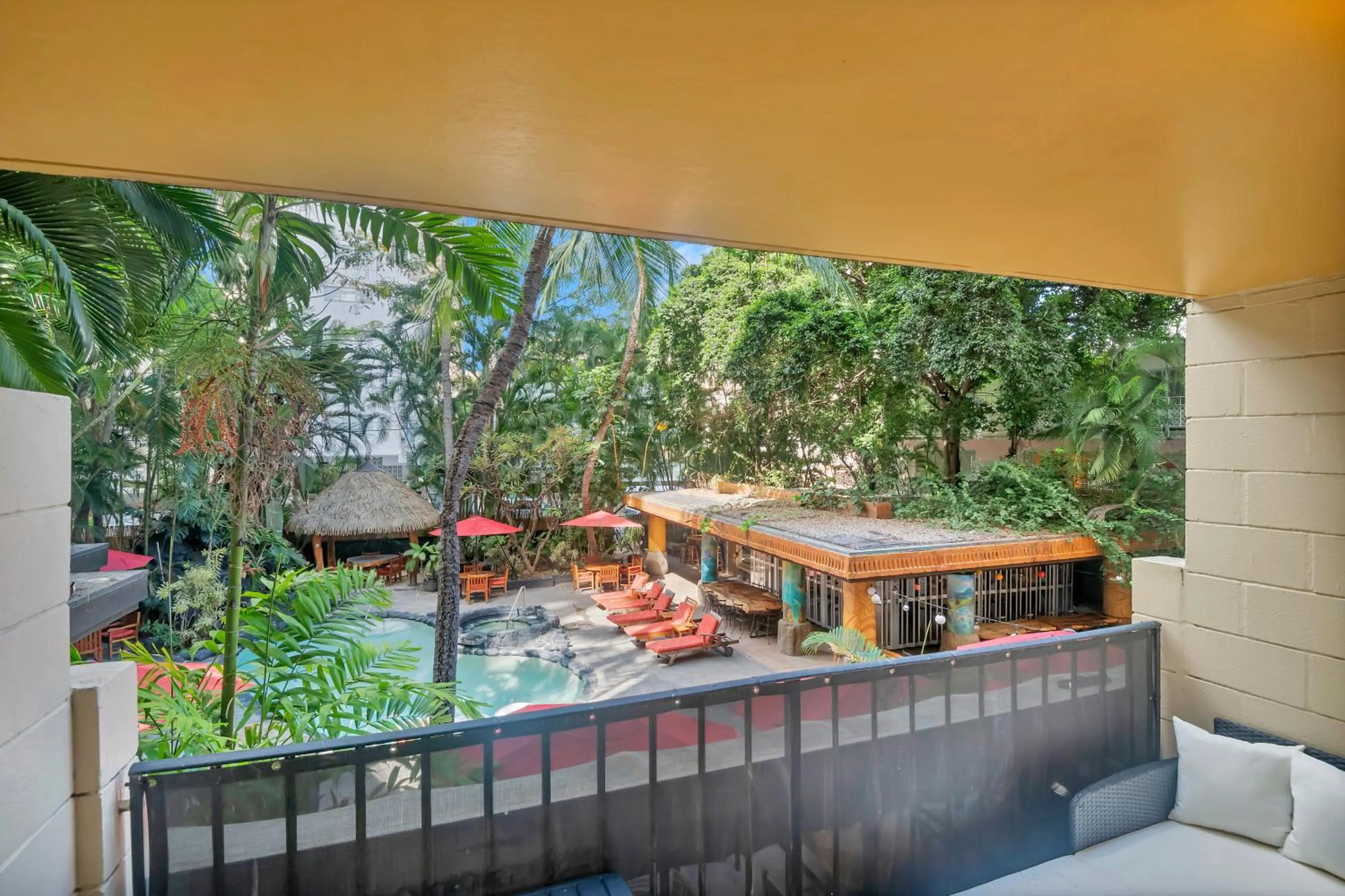 Spacious Design Studio 3 mins from the beach