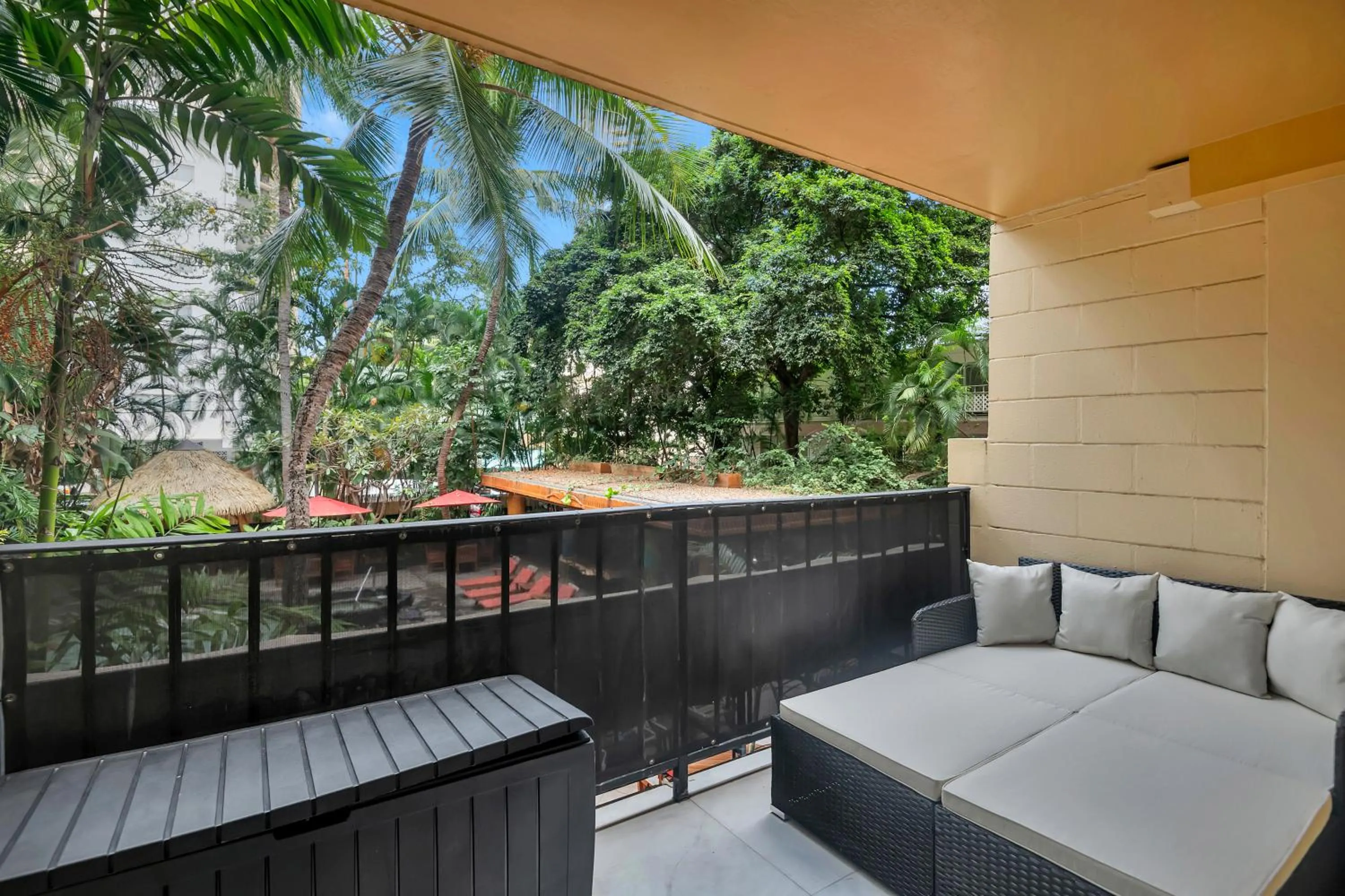 Spacious Design Studio 3 mins from the beach