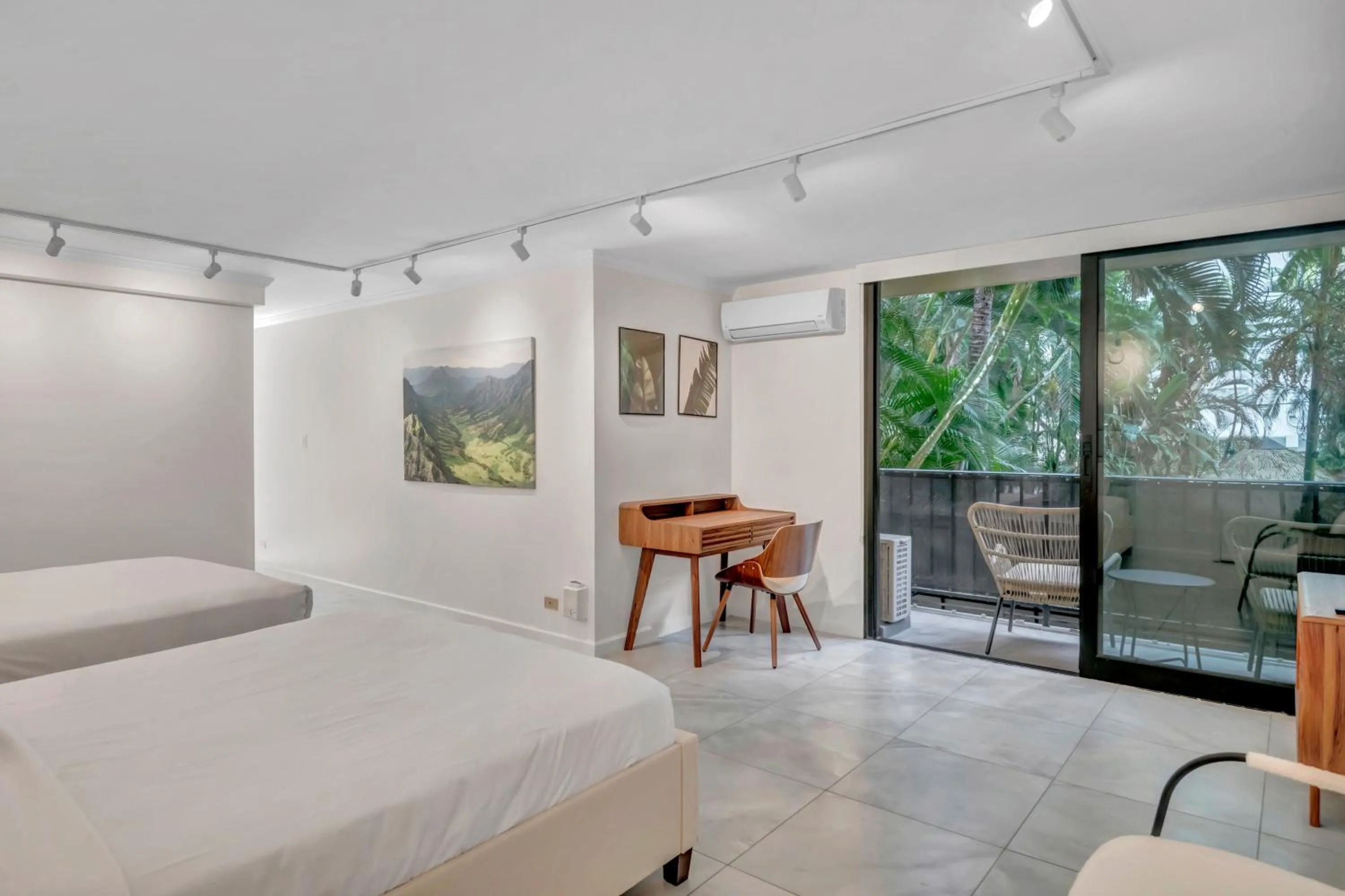 Spacious Design Studio 3 mins from the beach