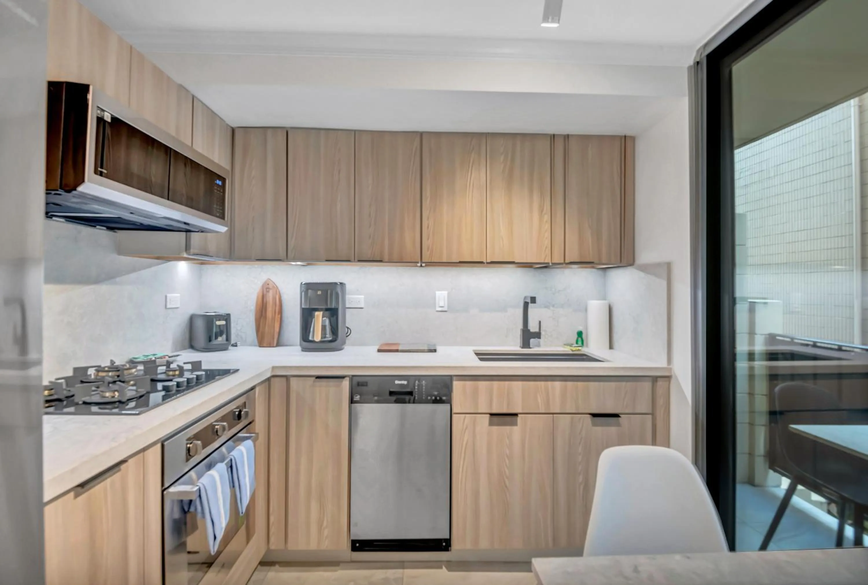 Spacious Design Studio 3 mins from the beach