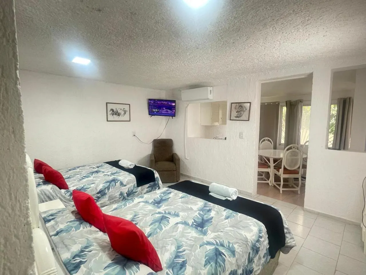 Bed in Hotel Farallon Inn Cancún