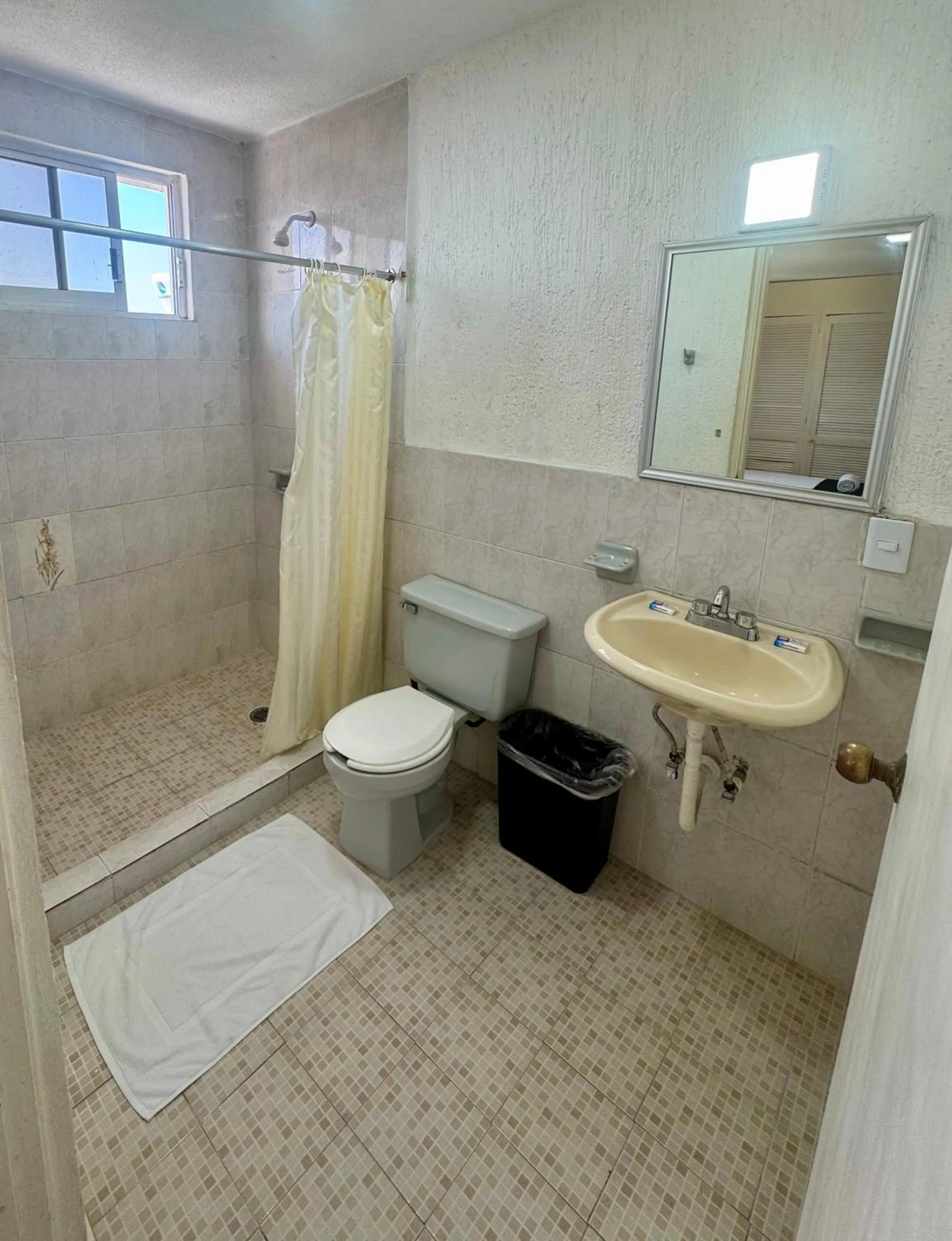 Shower in Hotel Farallon Inn Cancún