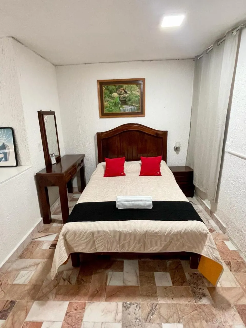 Photo of the whole room, Bed in Hotel Farallon Inn Cancún