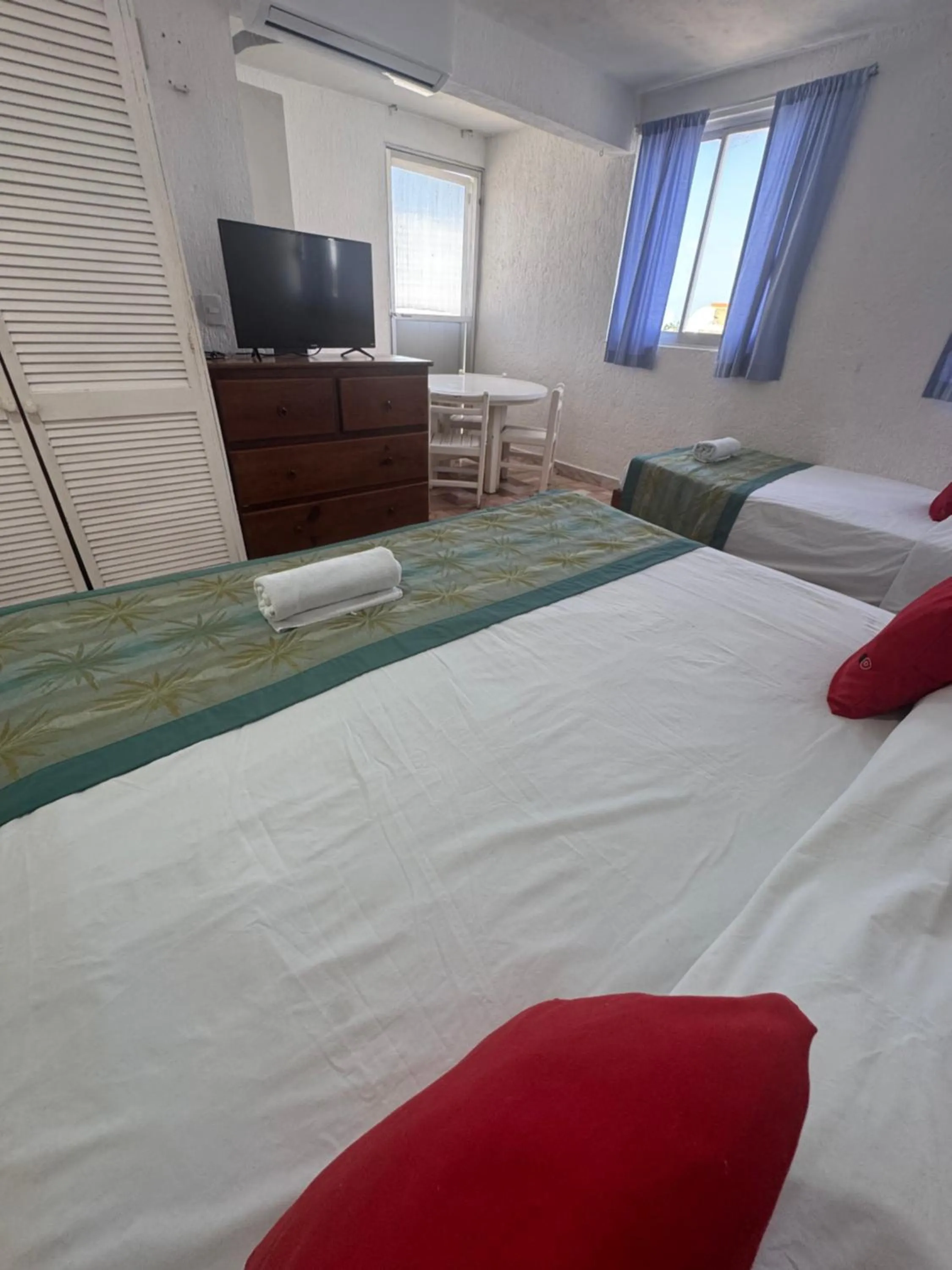 Bed in Hotel Farallon Inn Cancún