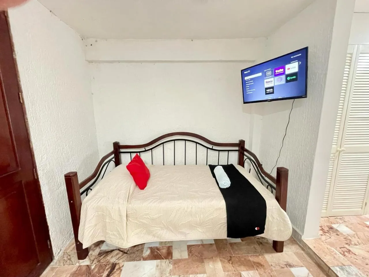 Bed in Hotel Farallon Inn Cancún