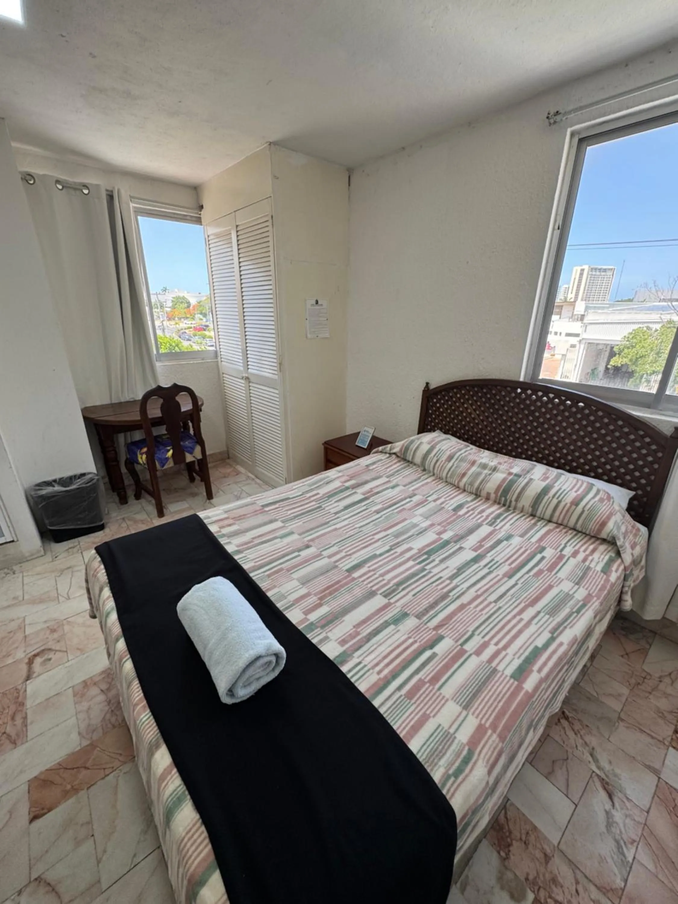 Bed in Hotel Farallon Inn Cancún