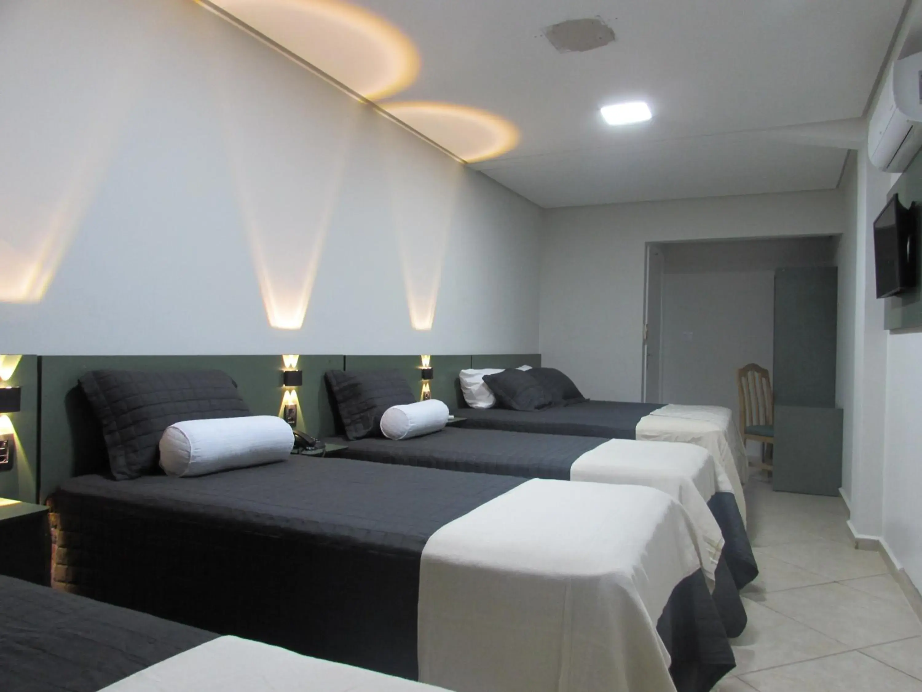 Family Room in "Hotel Paramount" Próximo a 25 Março, Brás, Bom Retiro, Exporcenter Norte e Distrito do Anhembi Family Room in "Hotel Paramount" Próximo a 25 Março, Brás, Bom Retiro, Exporcenter Norte e Distrito do Anhembi