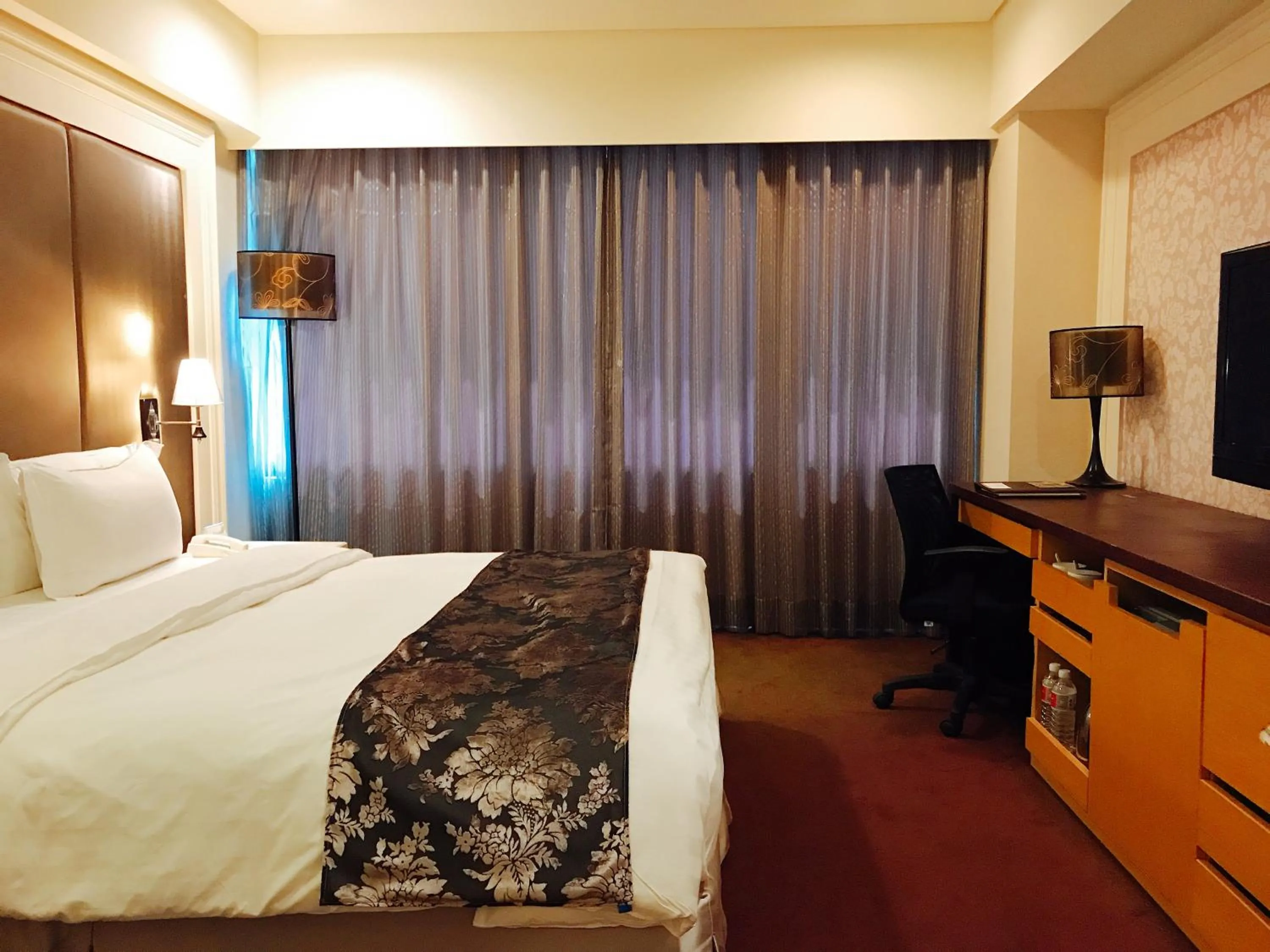 On site, Bed in Maison de Chine Chao Yin Building