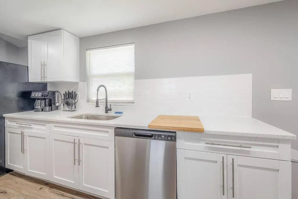 Newly Renovated Couple’s Retreat 2Bd/1B with King Bed