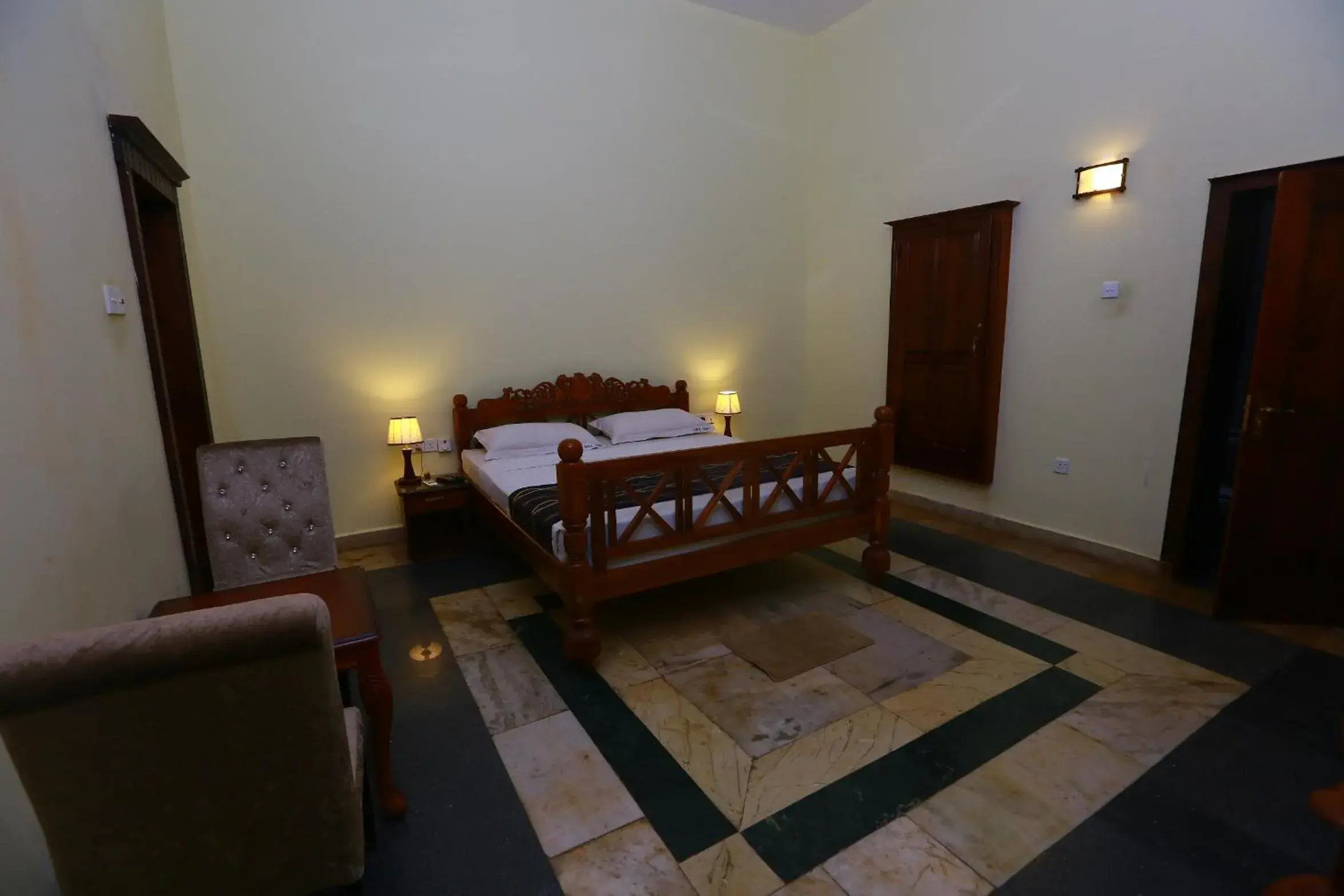 Deluxe Double or Twin Room in Peradeniya Rest House Deluxe Double or Twin Room in Peradeniya Rest House