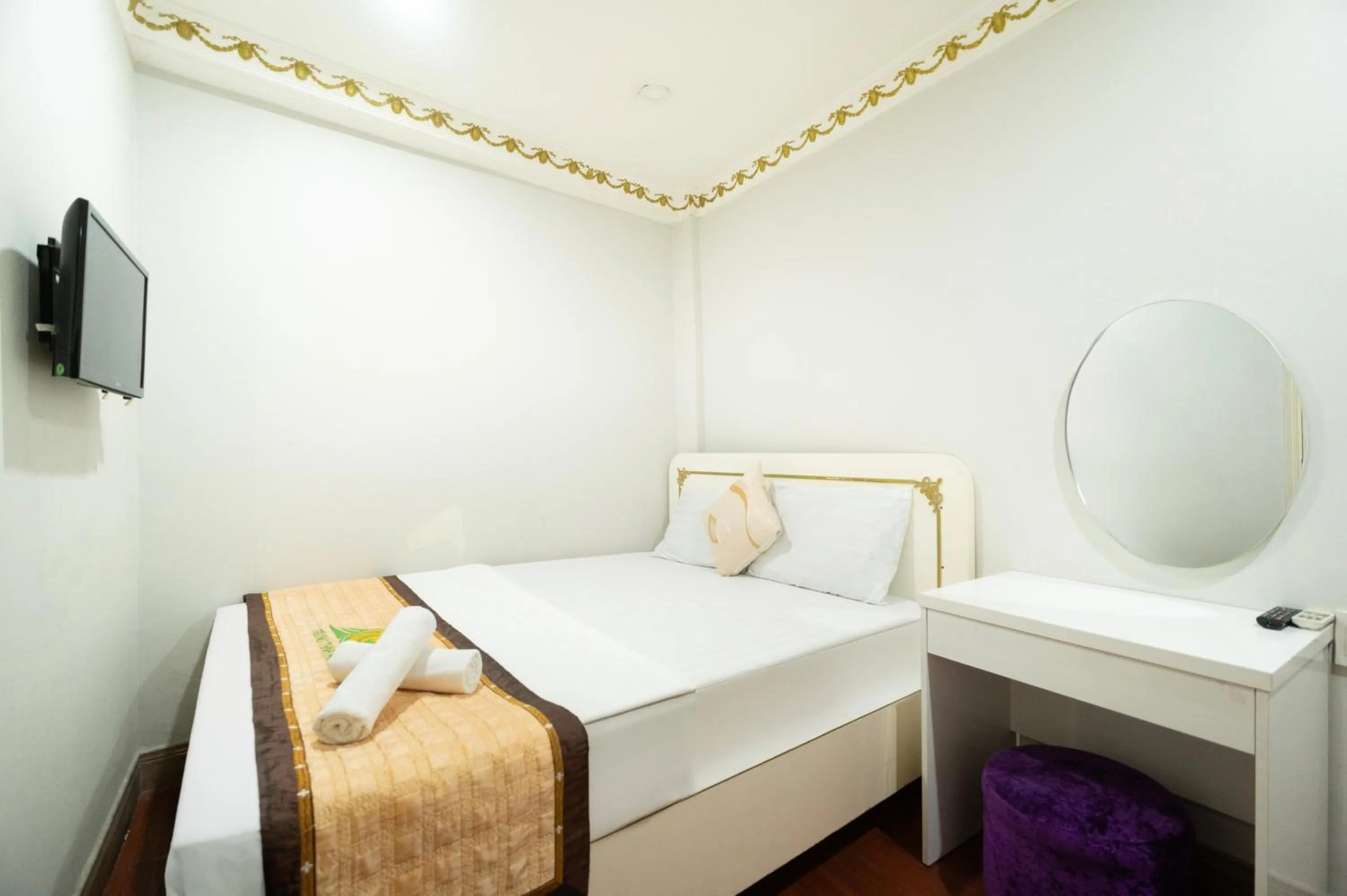 Bed in CROWNE BUI VIEN Hotel