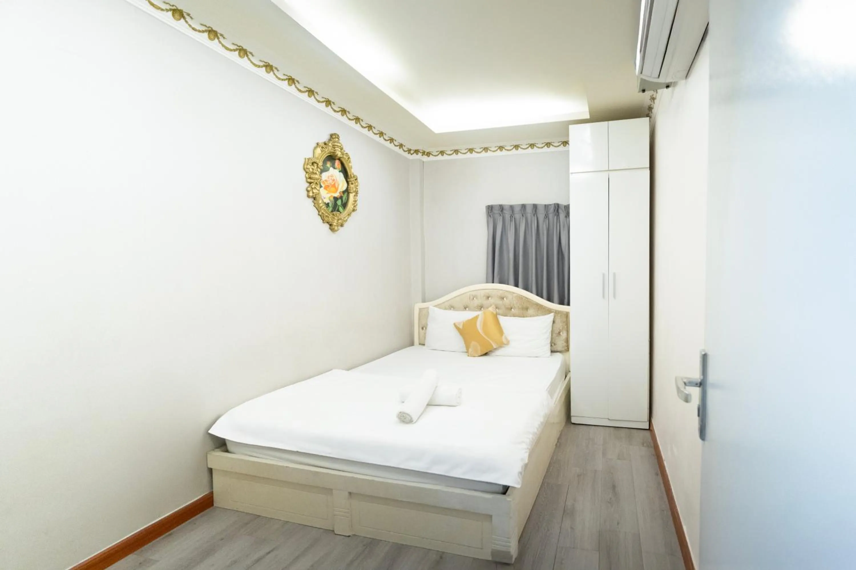 Bed in CROWNE BUI VIEN Hotel