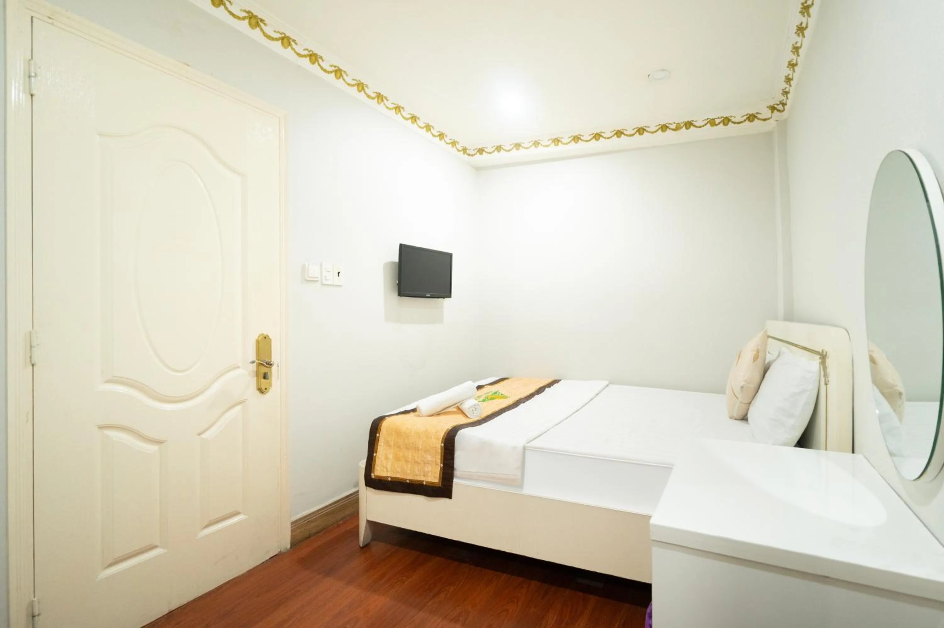 Bed in CROWNE BUI VIEN Hotel