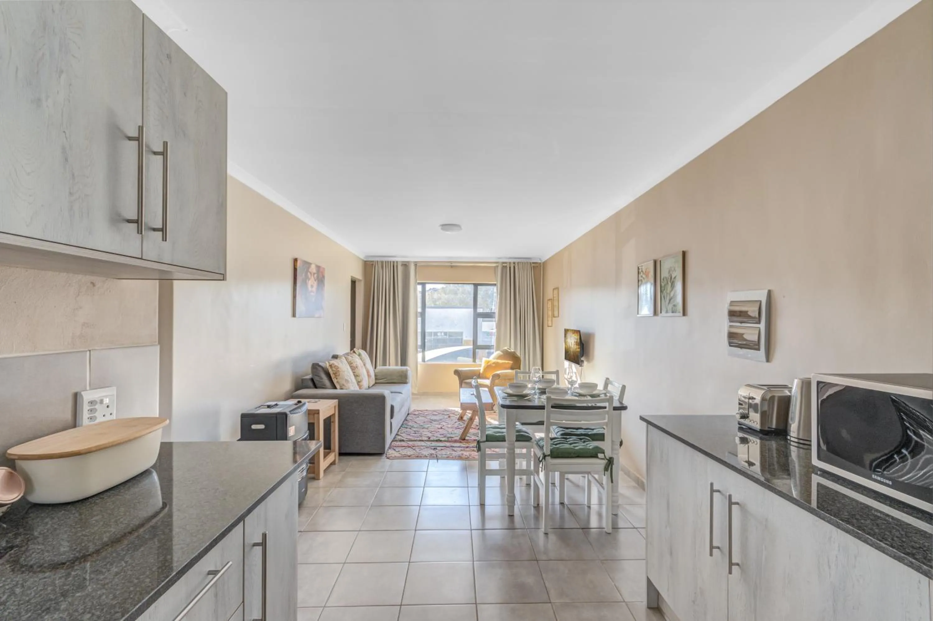 Airville Luxury Apartments, 7min Drive to Cresta Mall