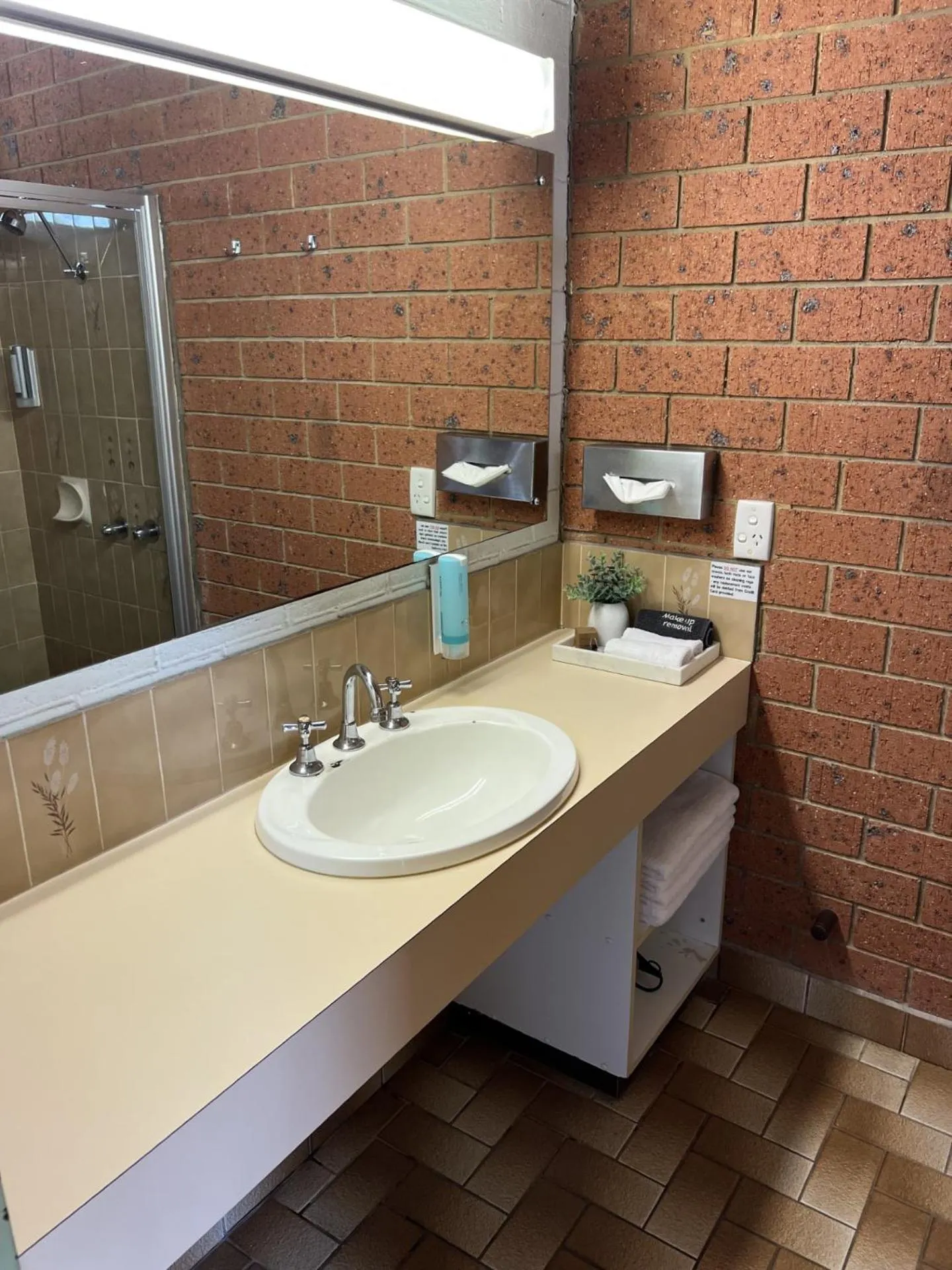 Bathroom in Alexandra Motor Inn