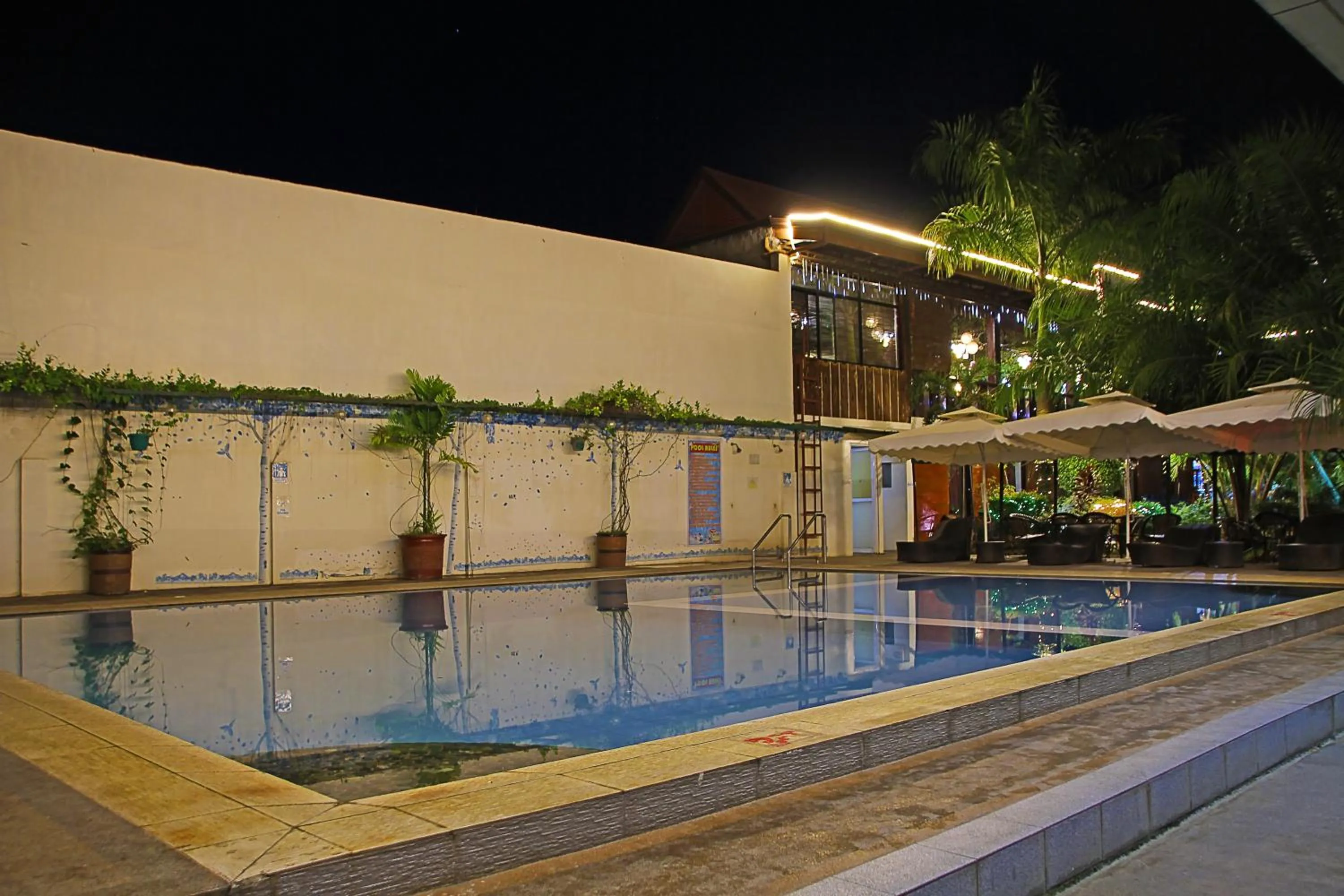 Swimming pool in Palawan Uno Hotel