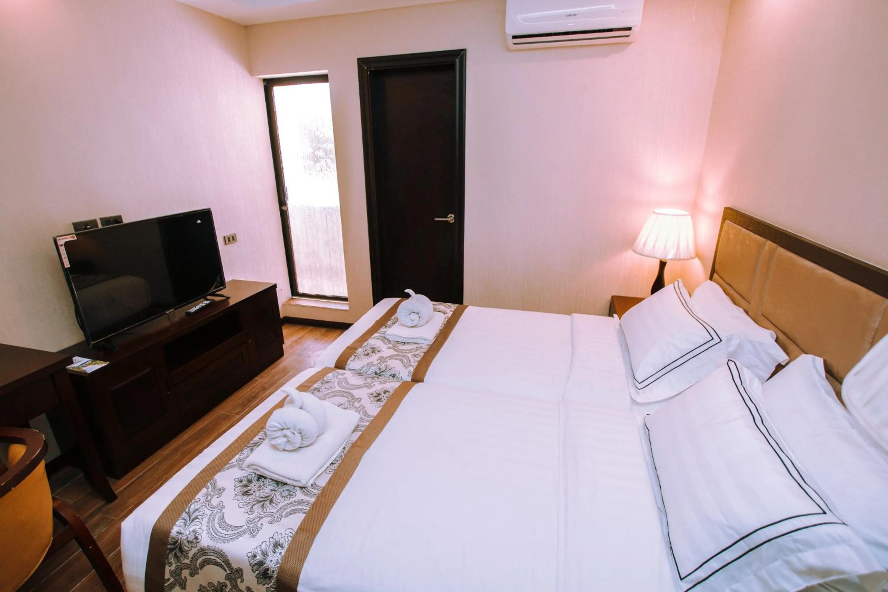 Photo of the whole room, Bed in Palawan Uno Hotel