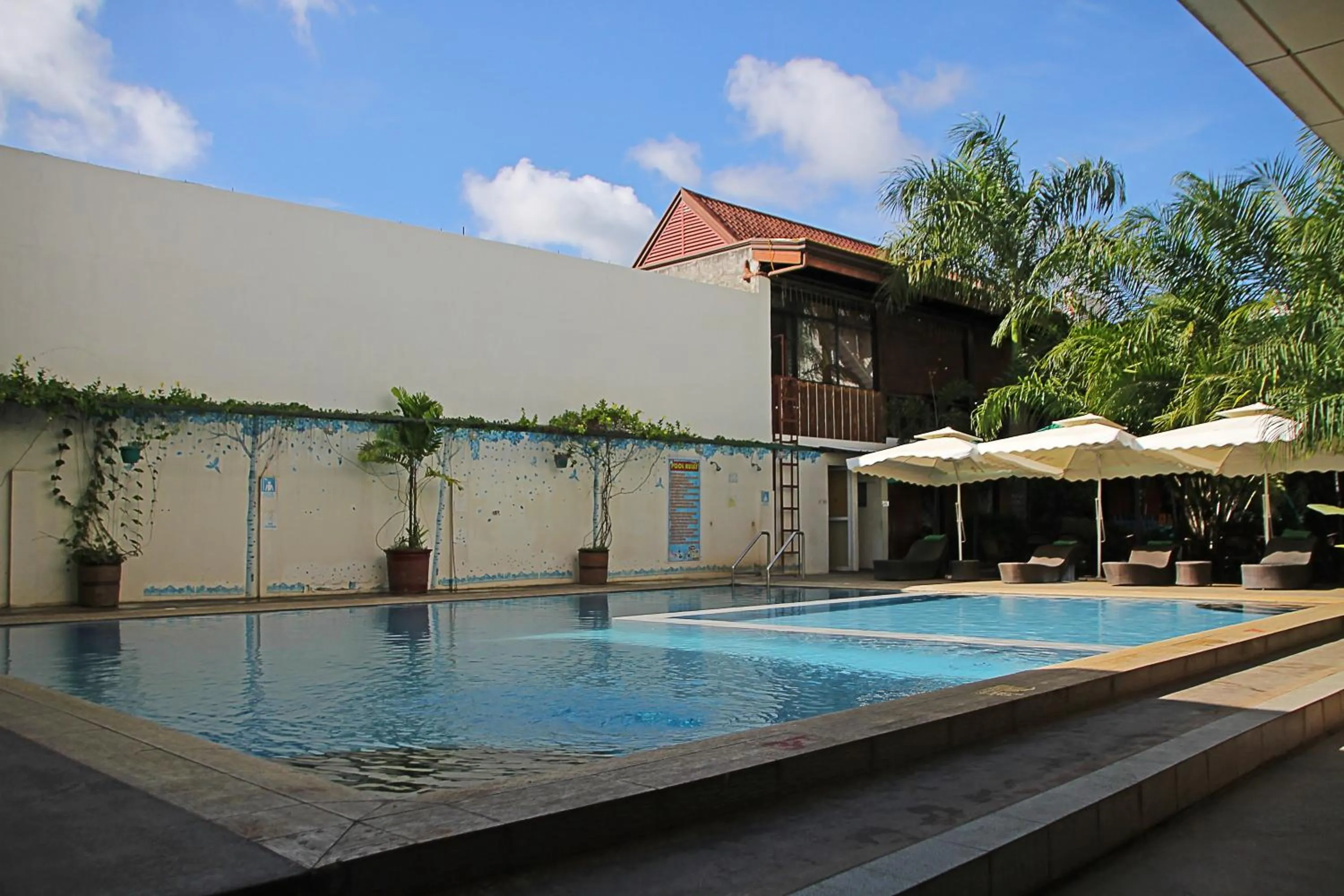 Swimming pool in Palawan Uno Hotel