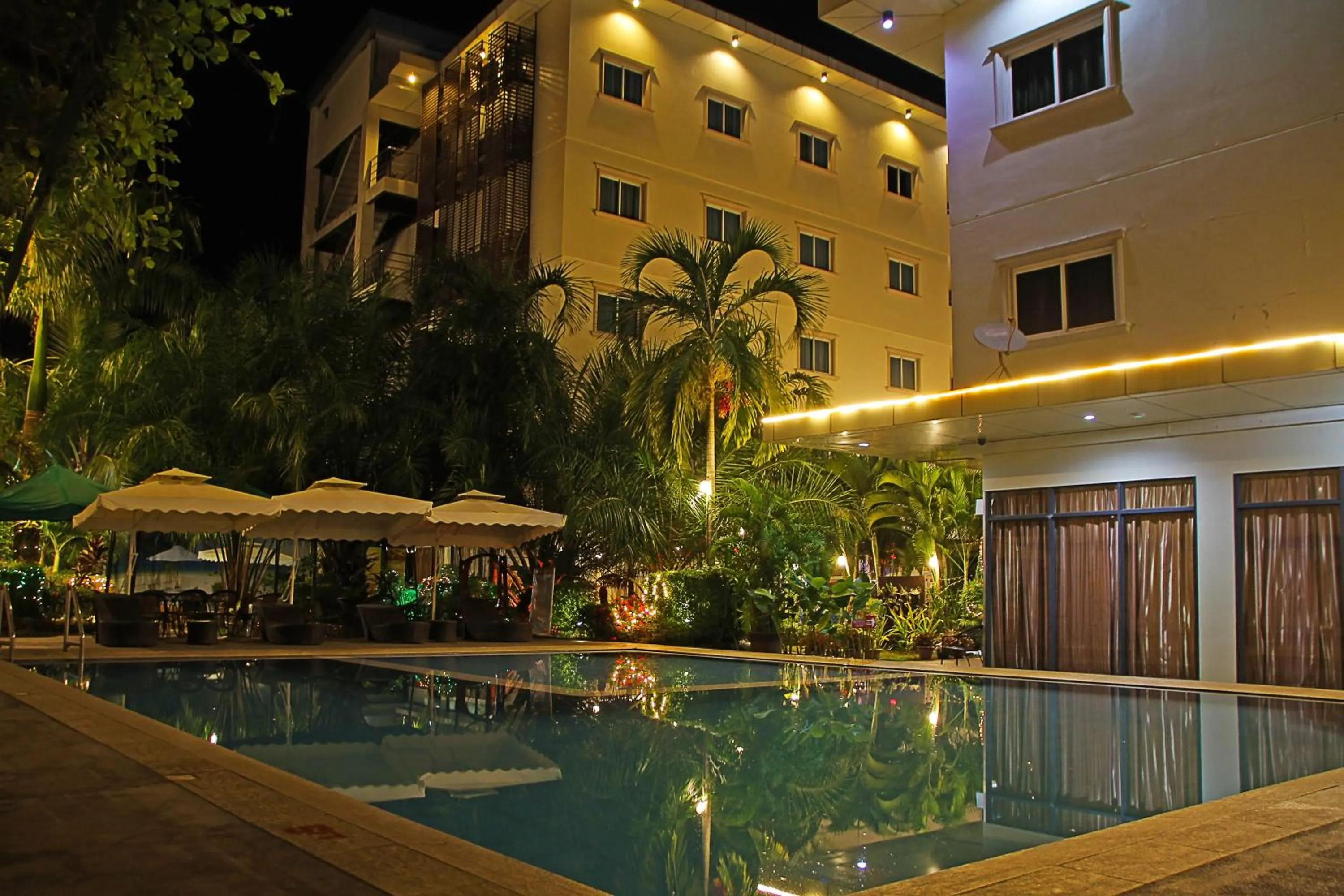 Swimming pool in Palawan Uno Hotel