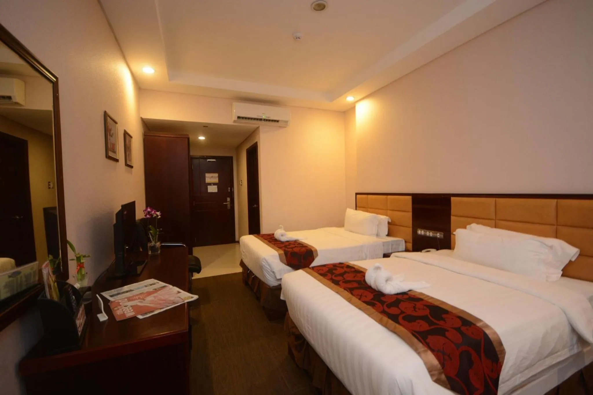 Photo of the whole room, Bed in Palawan Uno Hotel