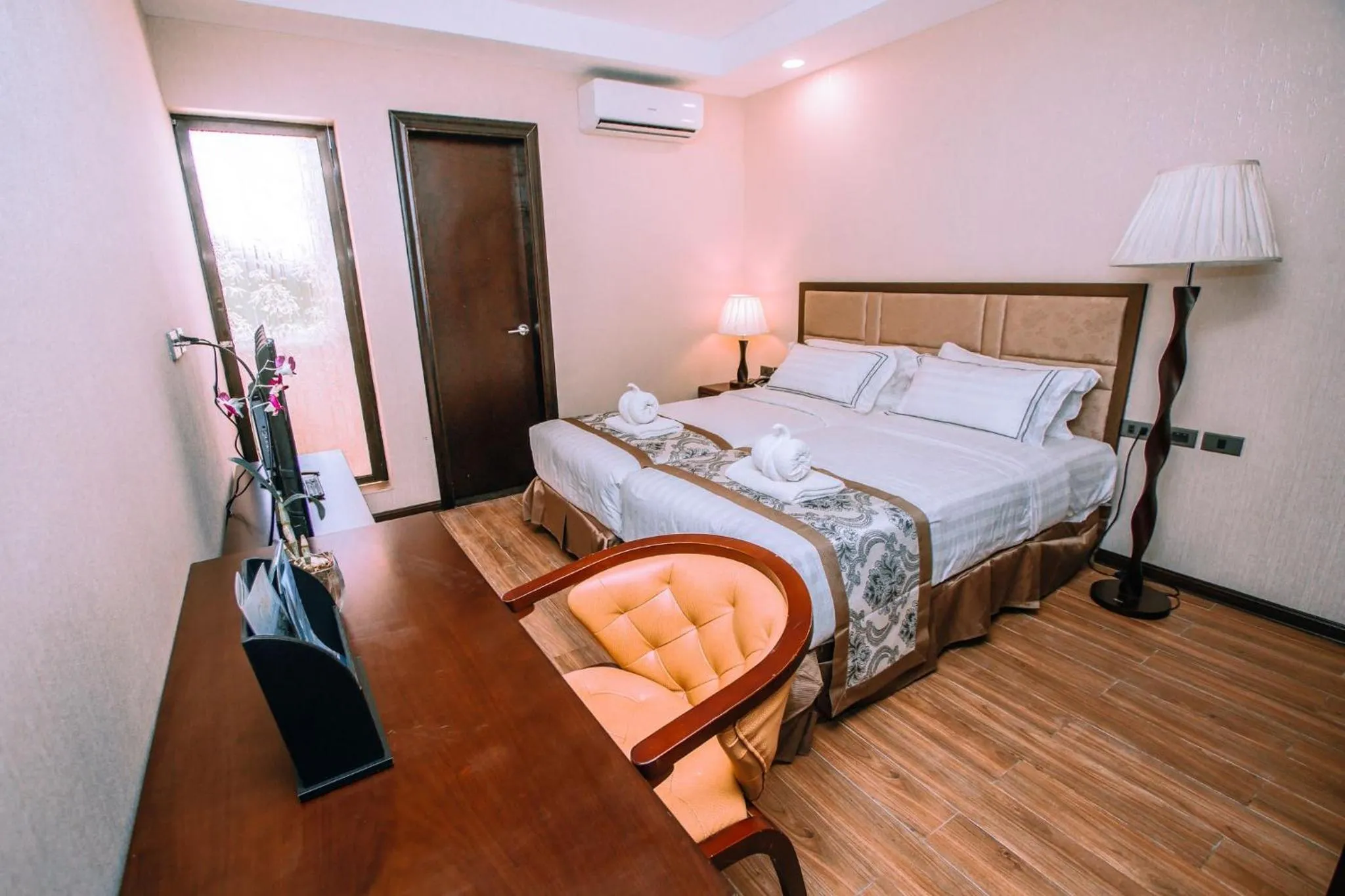 Photo of the whole room, Bed in Palawan Uno Hotel