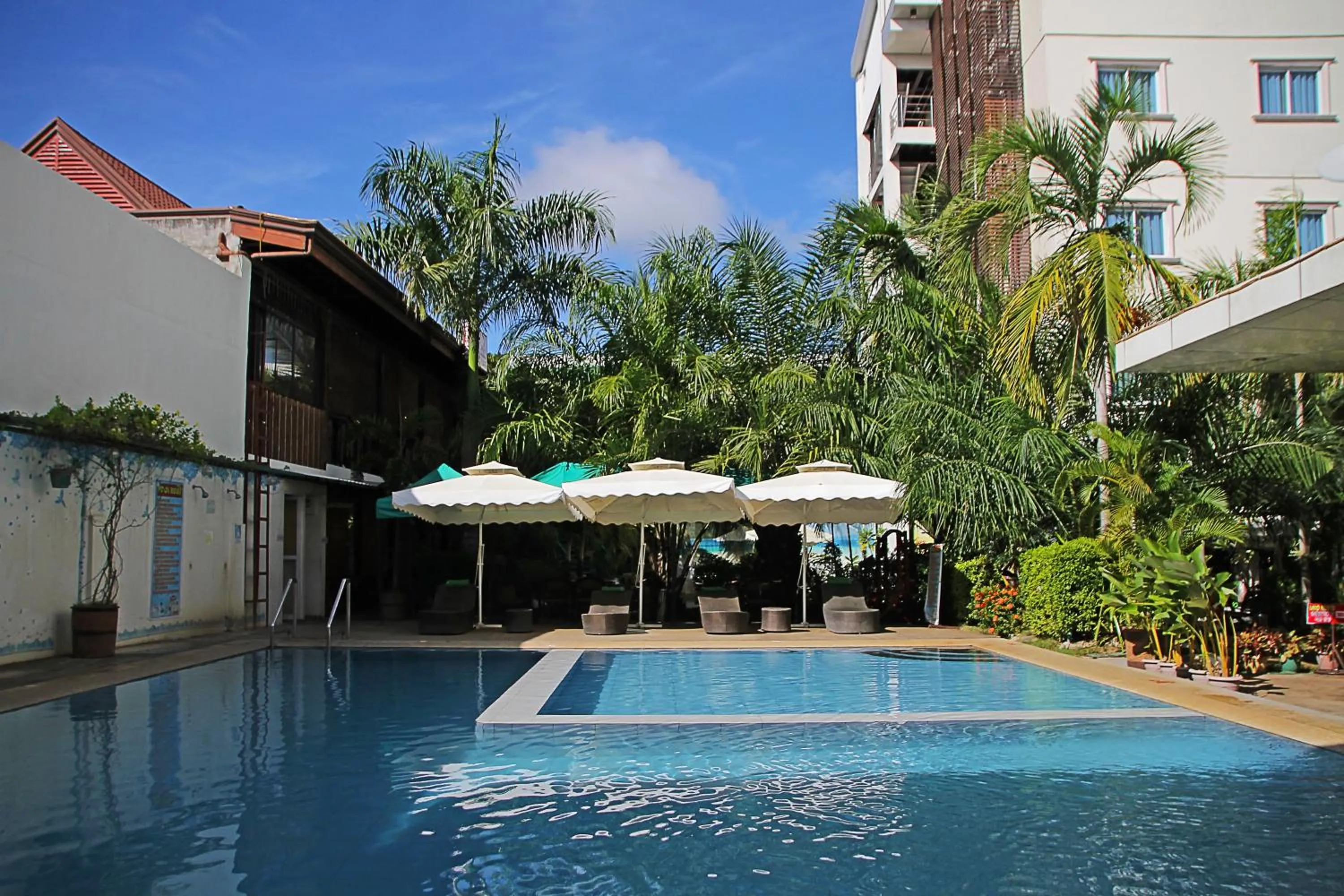 Swimming pool in Palawan Uno Hotel