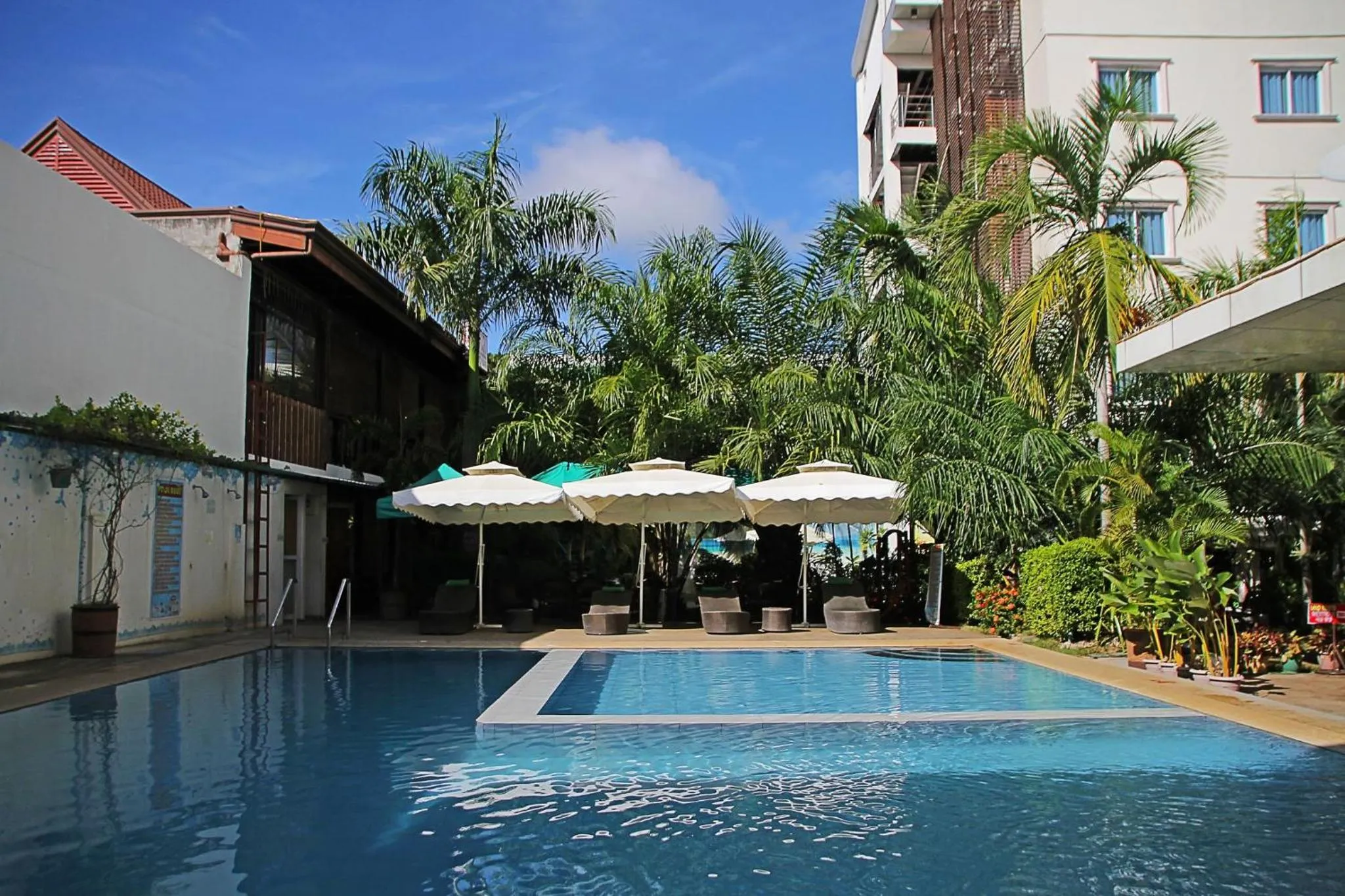 Swimming pool in Palawan Uno Hotel