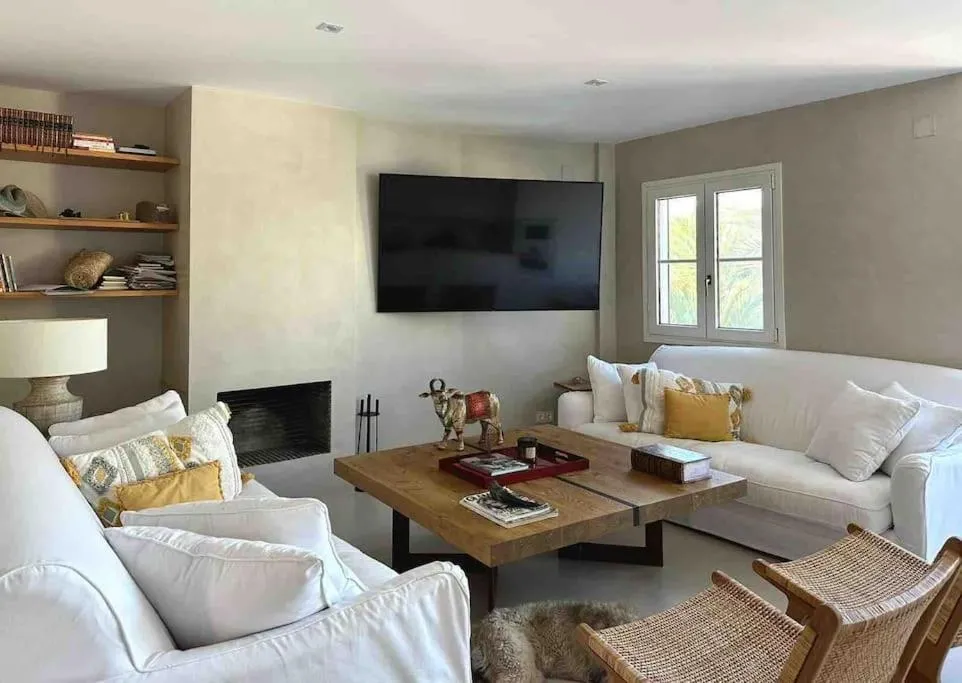 TV and multimedia in Modern 2 bedroom in Marbella Real