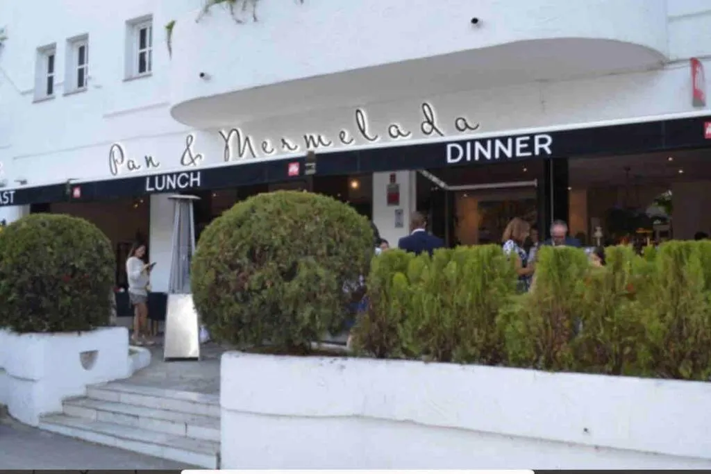 Restaurant/places to eat in Modern 2 bedroom in Marbella Real