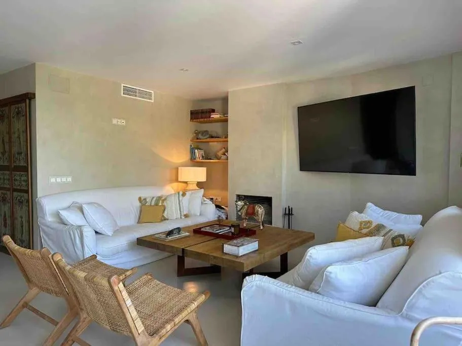 TV and multimedia in Modern 2 bedroom in Marbella Real