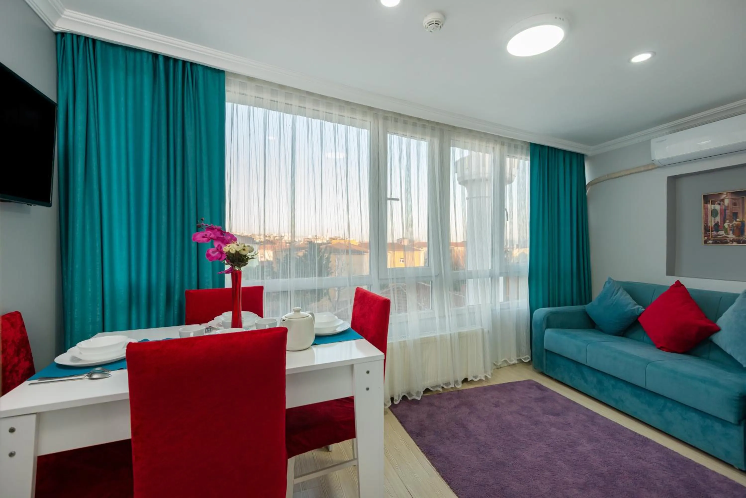 Communal lounge/ TV room in Istanbul House