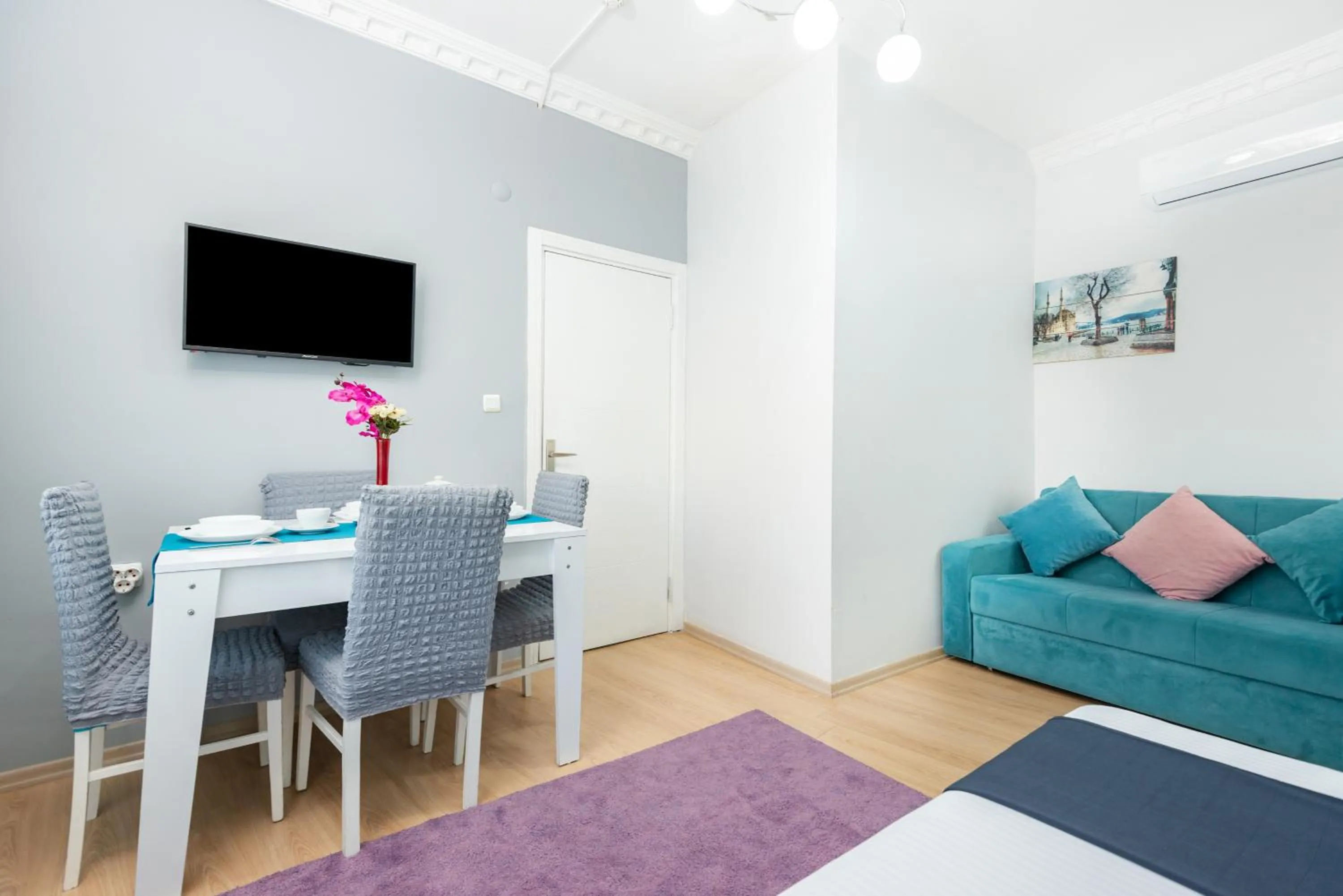 Communal lounge/ TV room in Istanbul House