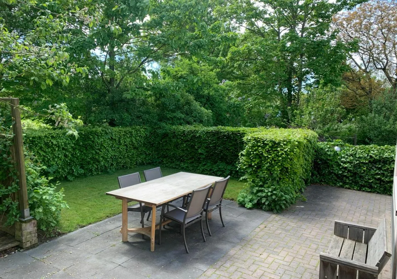 Garden in Waddenhoes Gastenverblijven