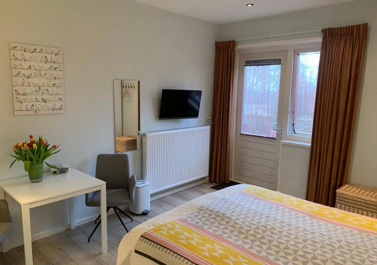 Twin Room with Private Bathroom - single occupancy in Waddenhoes Gastenverblijven Twin Room with Private Bathroom - single occupancy in Waddenhoes Gastenverblijven