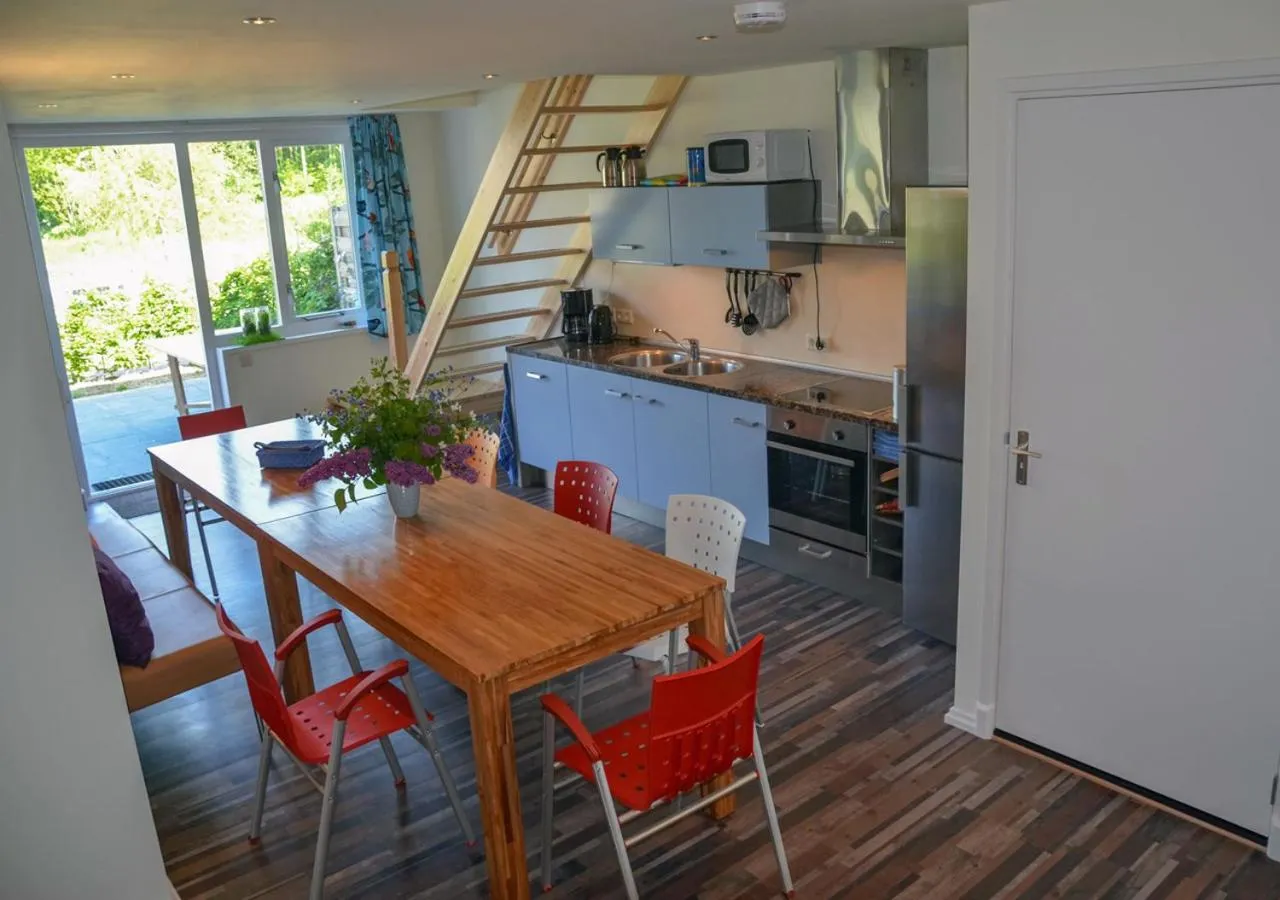 kitchen in Waddenhoes Gastenverblijven